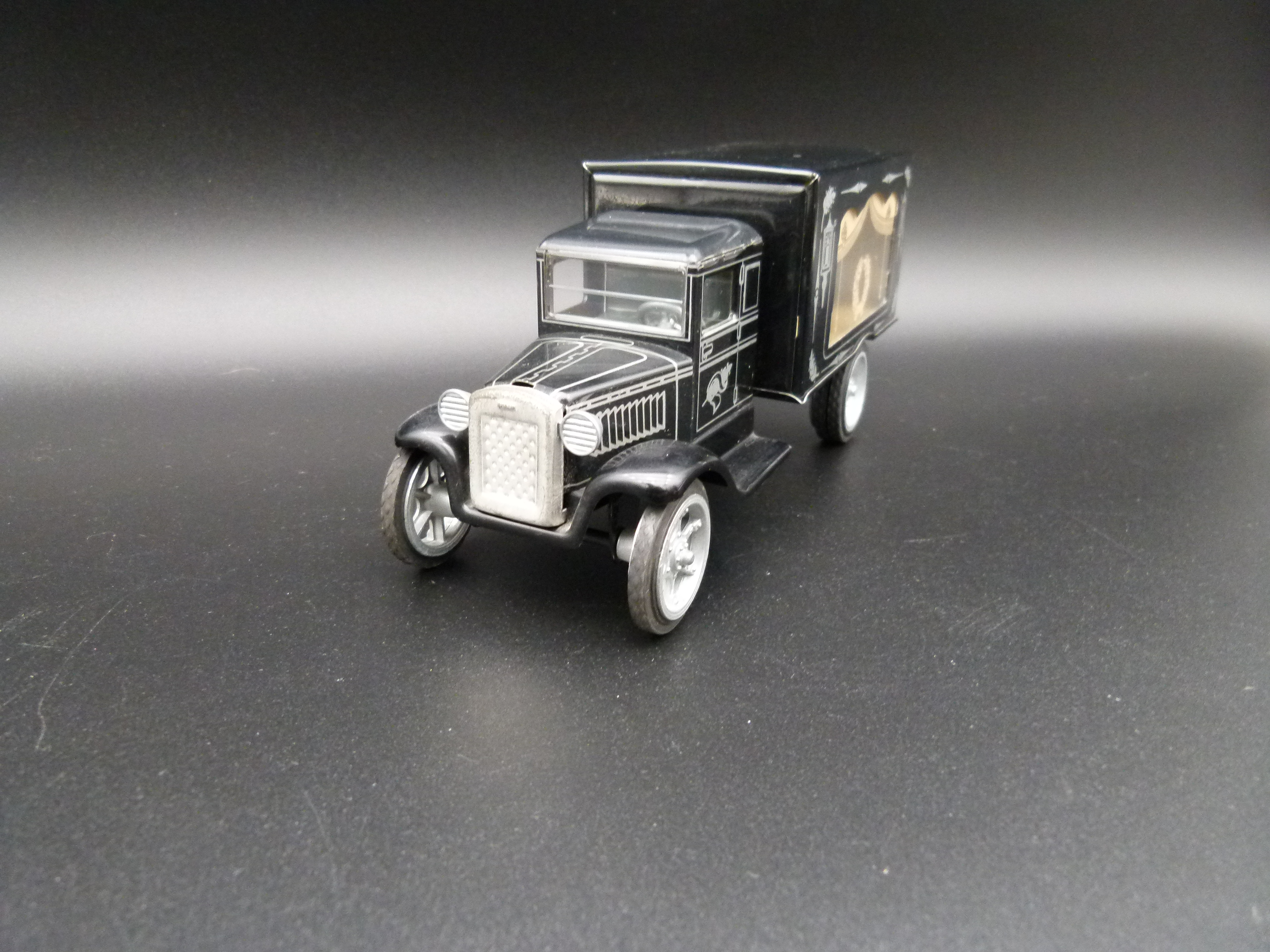 Altes Blechspielzeug Auto Leichenwagen mit Sarg