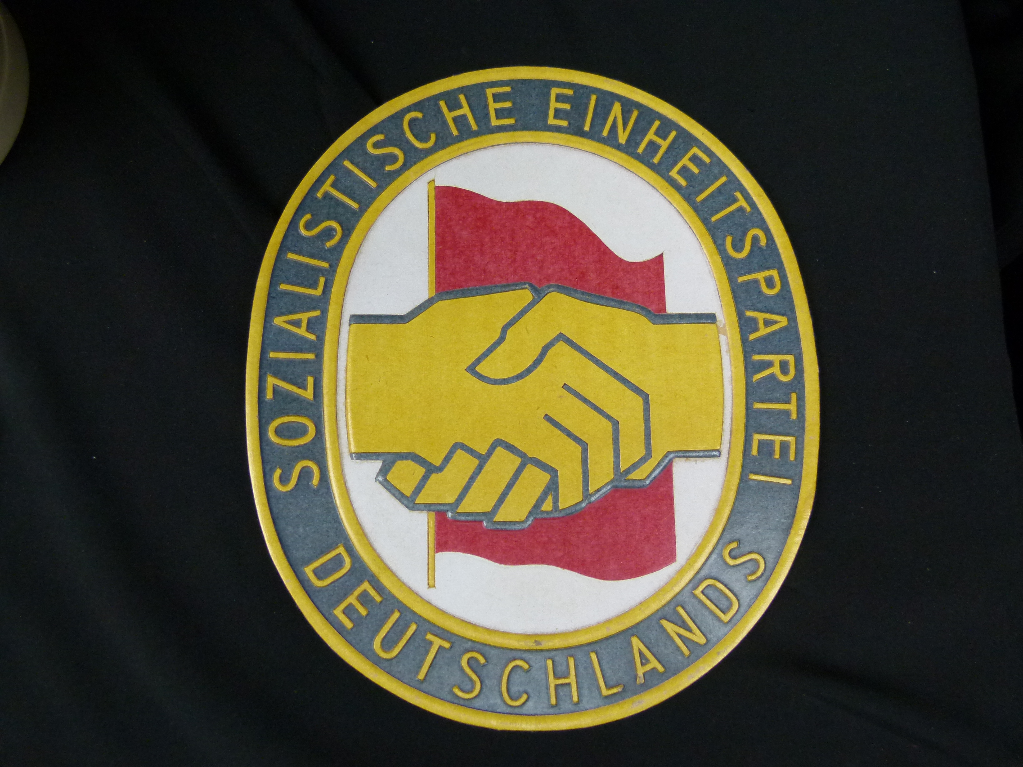 SED Parteiemblem aus gepraegter colorierter Pappe