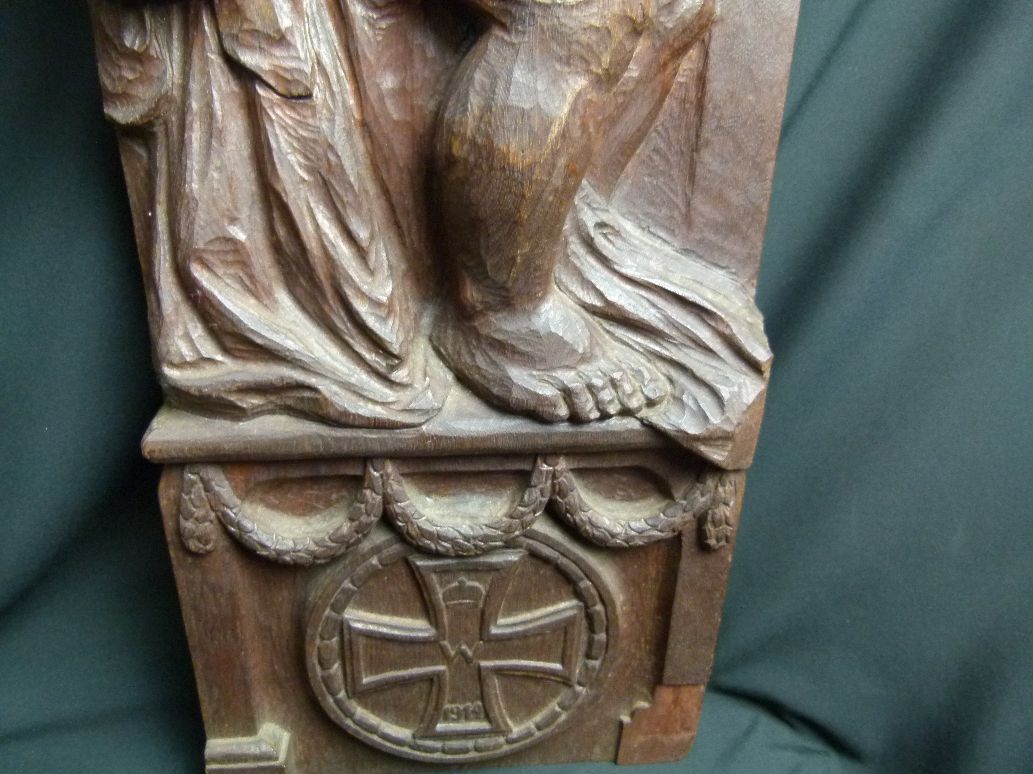 Großes Holzrelief WK1 Soldat mit Schwert und EK