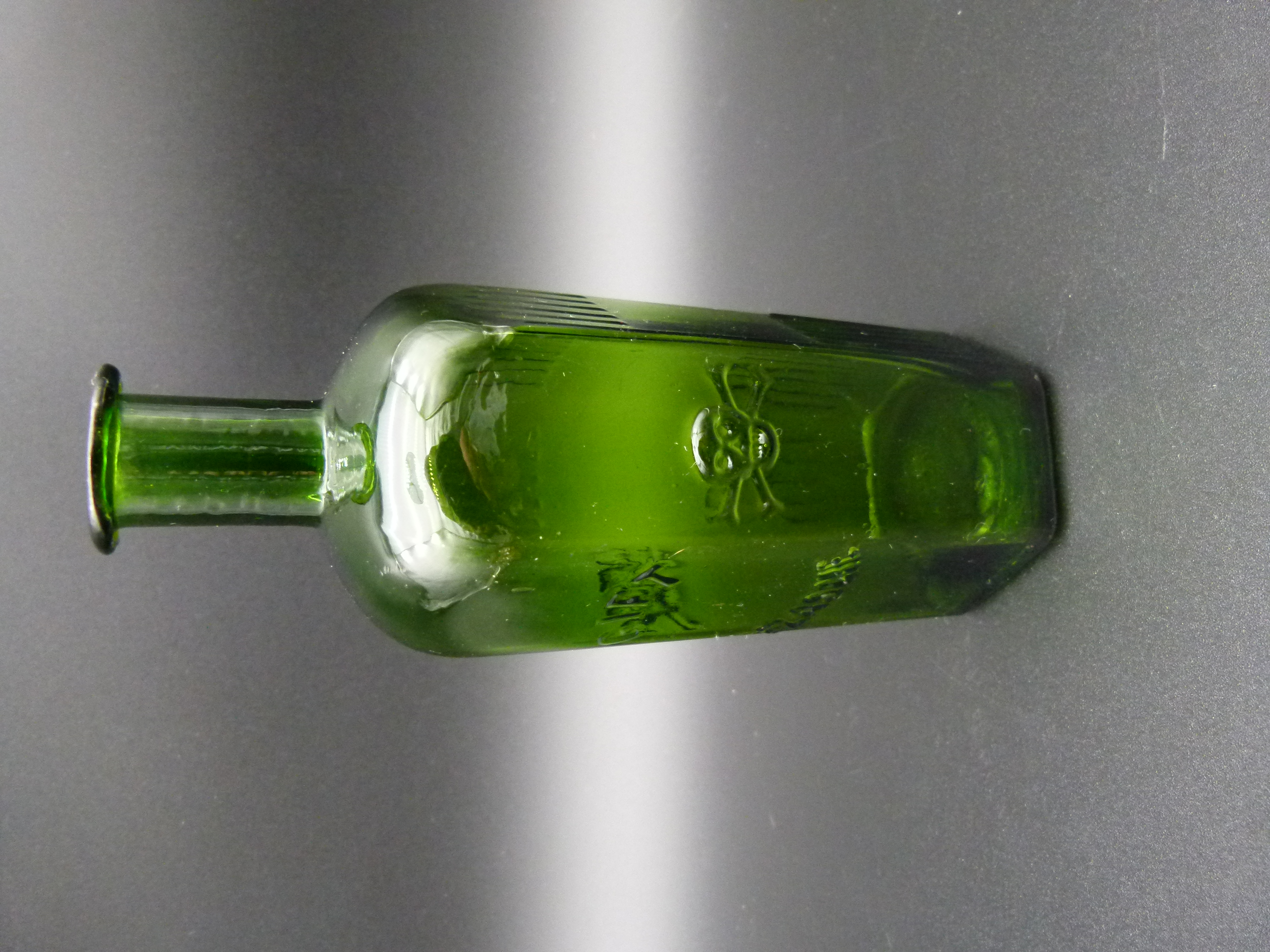 Antike Giftflasche gruen Totenkopf Drogerie