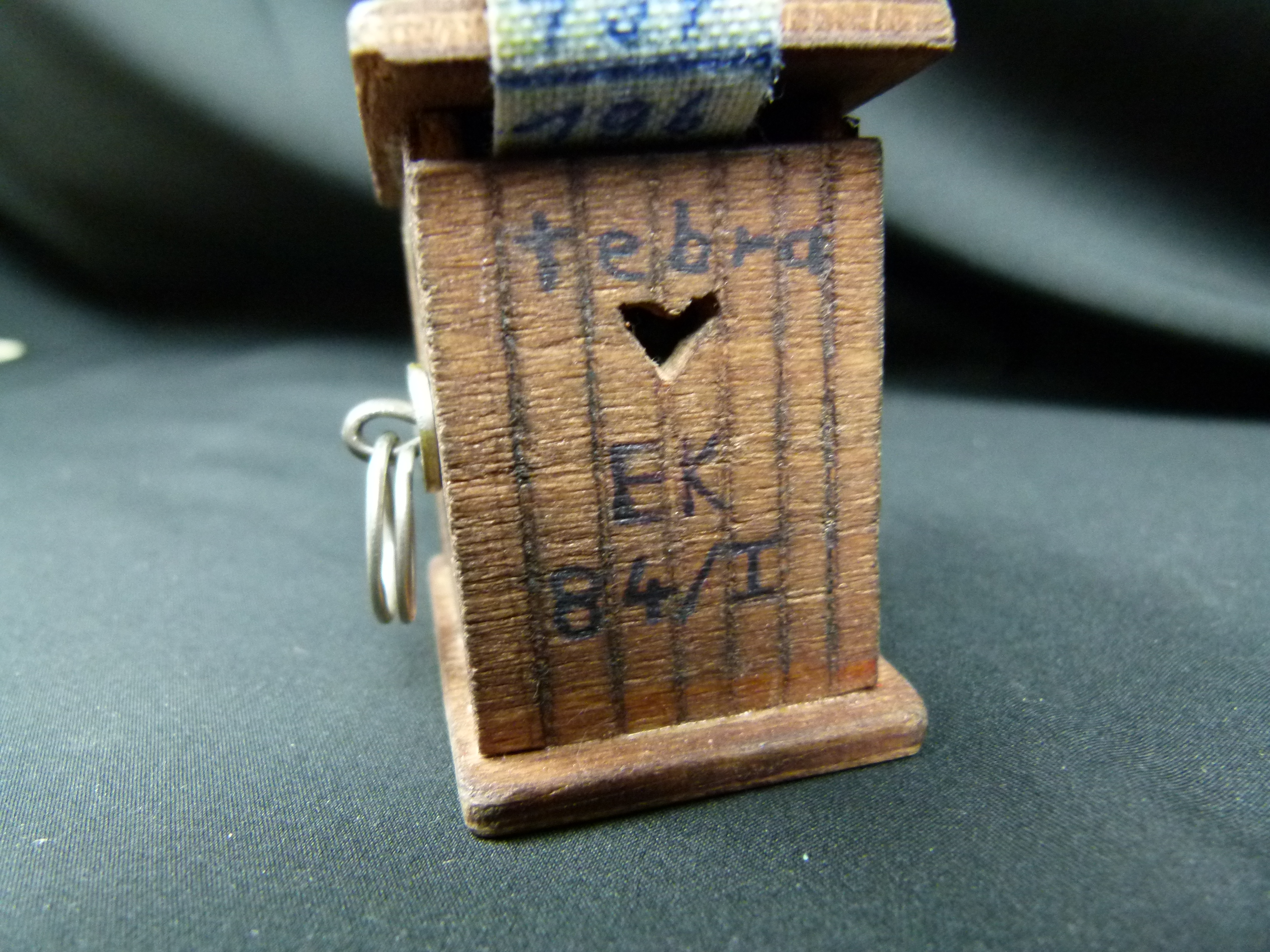 Bandmaß EK Bewegung Toilettenhaeuschen NVA