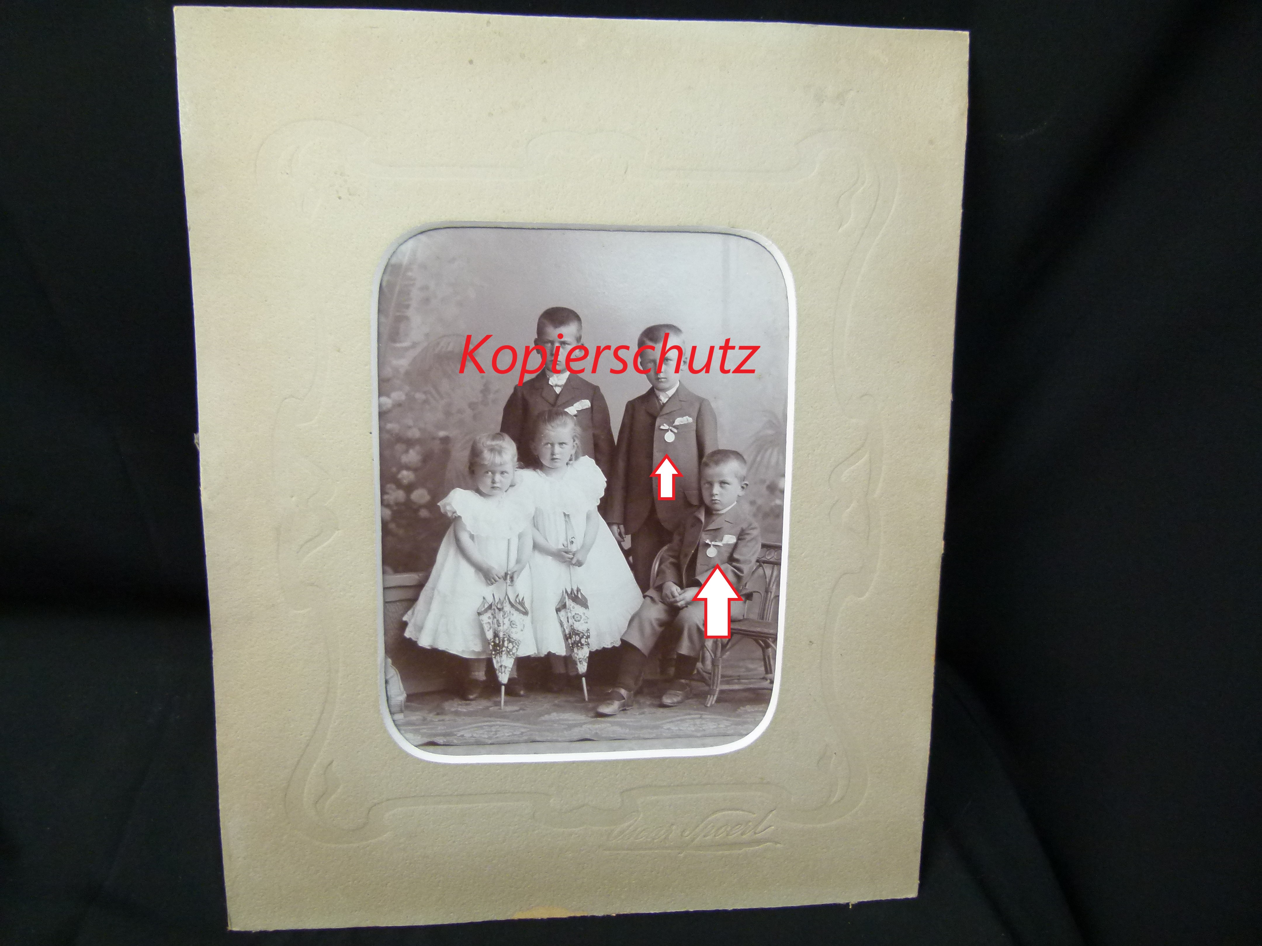 Original Foto Kaiserzeit Kinder mit Auszeichnungen