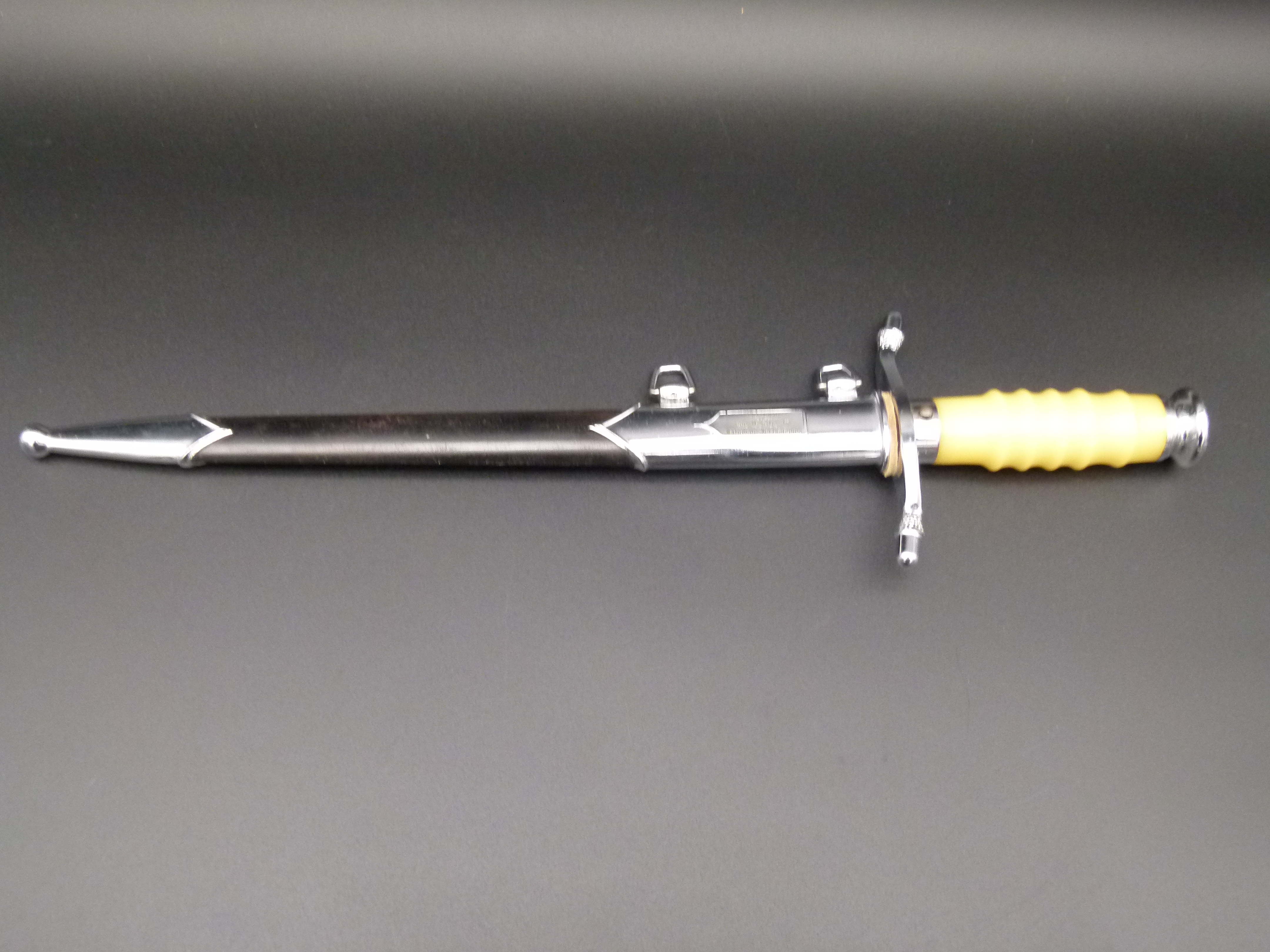 NVA Dolch Jahrgangsbeste Ueberreicht vom Minister