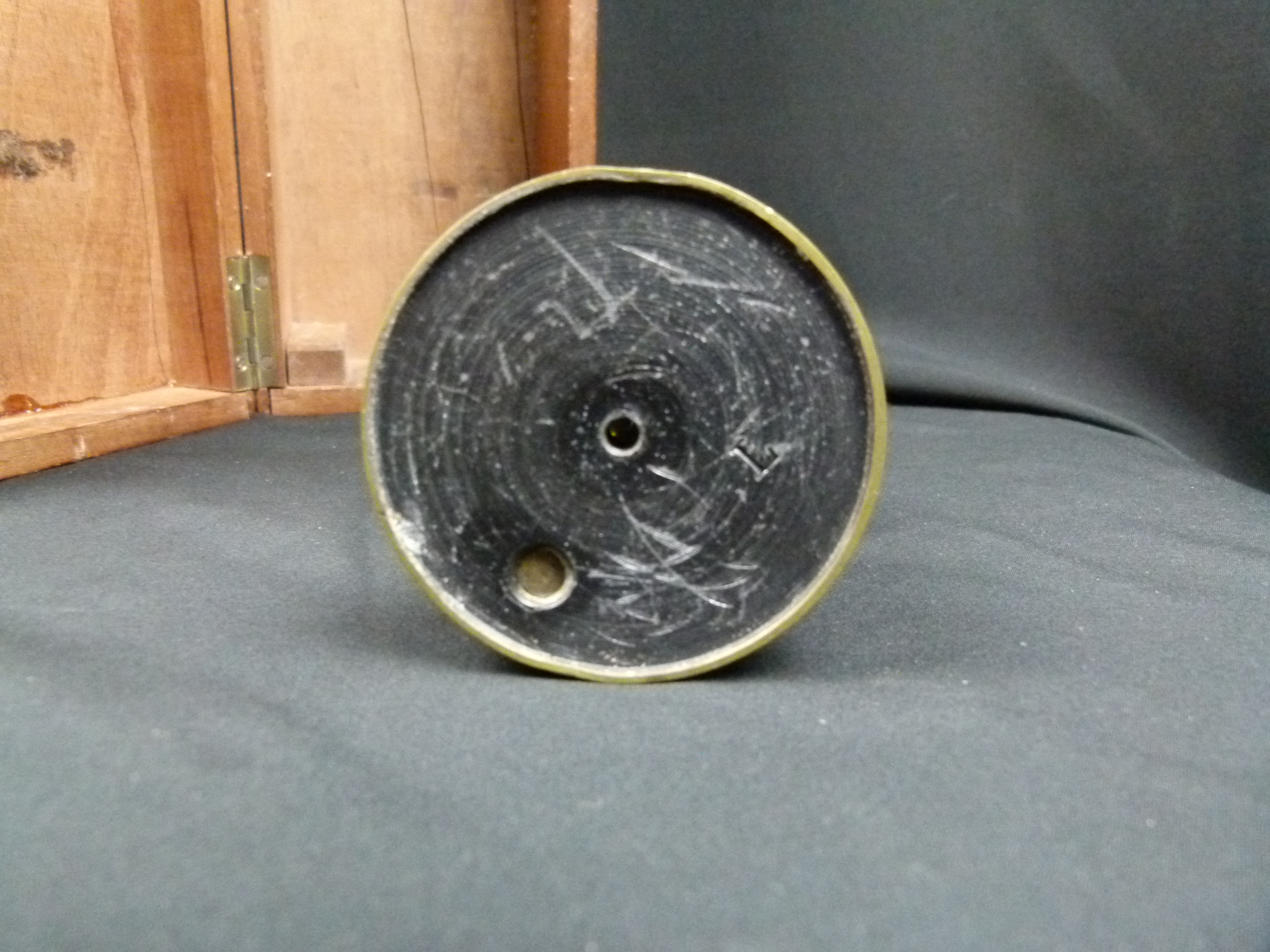 Antikes Reisemikroskop aus Messing in Holzkiste