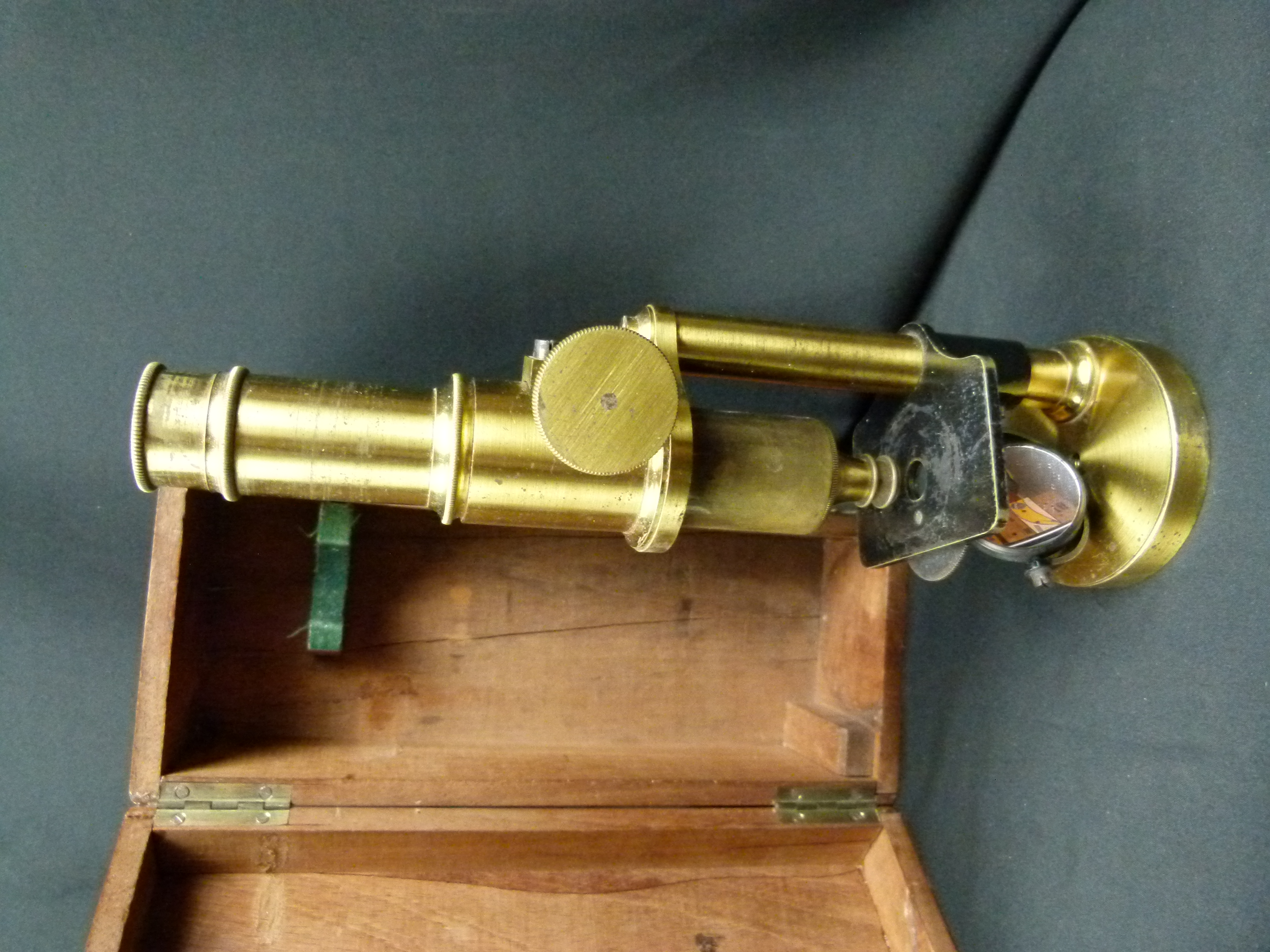 Antikes Reisemikroskop aus Messing in Holzkiste