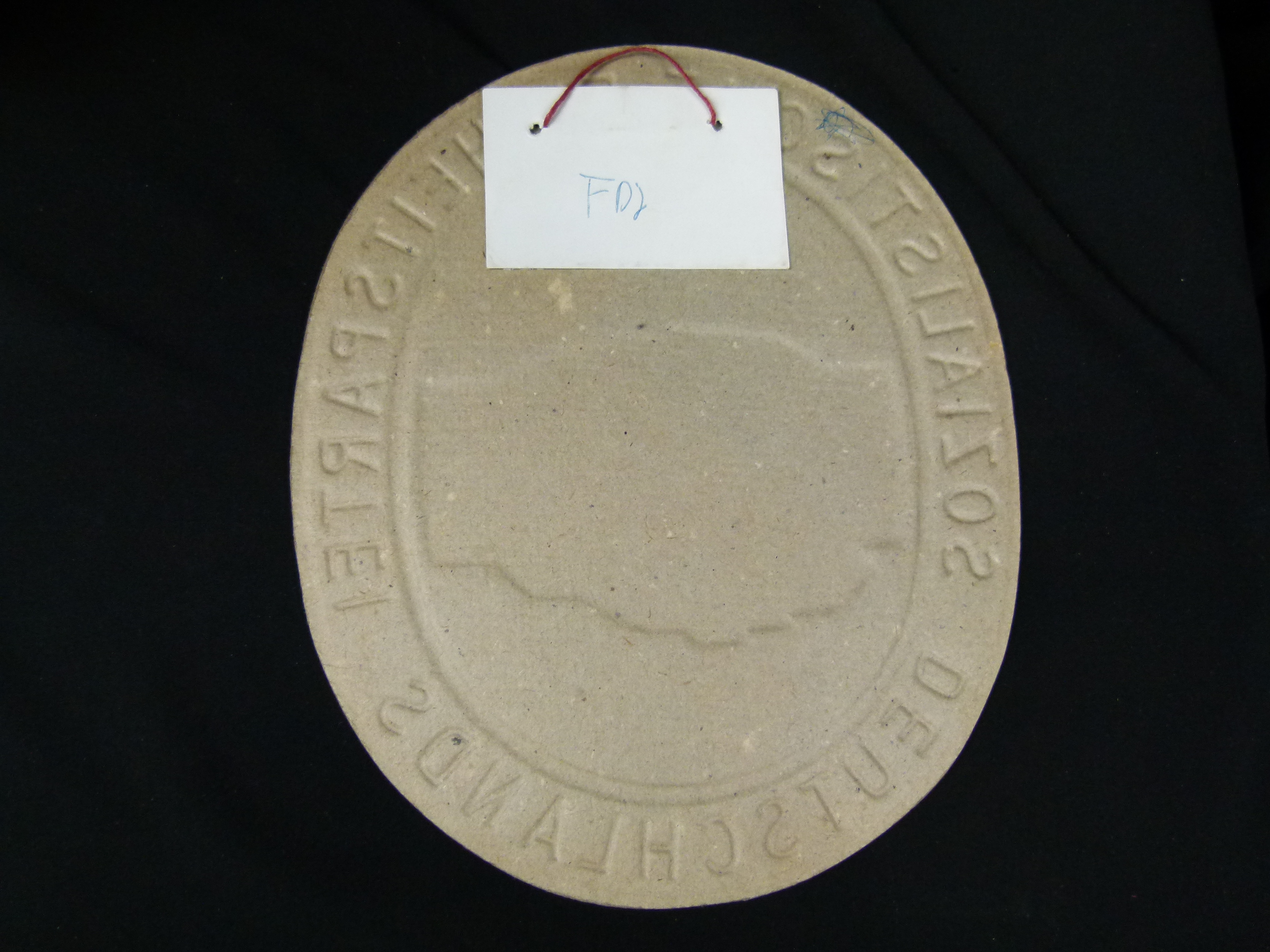 SED Parteiemblem aus gepraegter colorierter Pappe