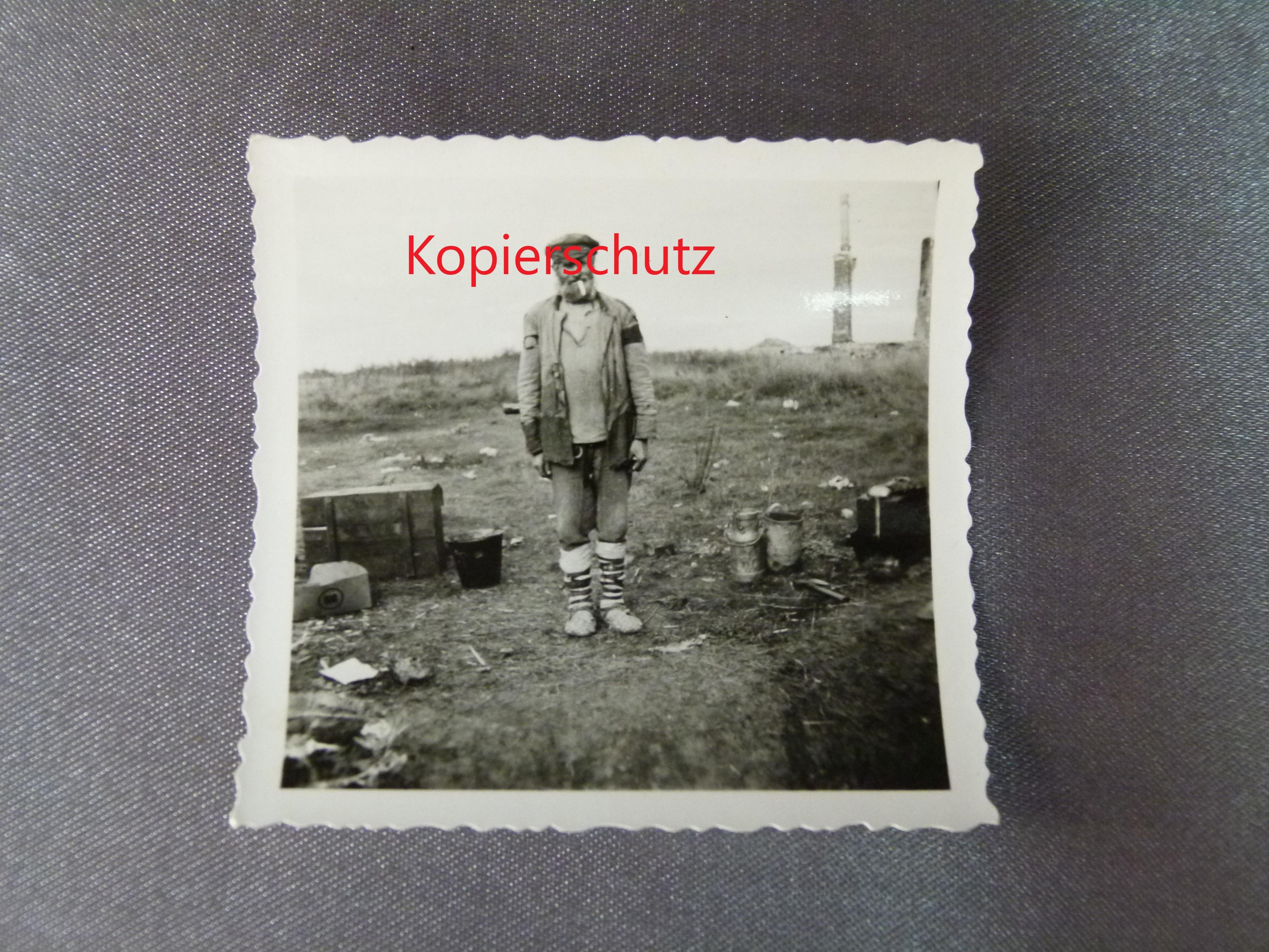 Foto Russlandfeldzug russischer Bettler im Feld