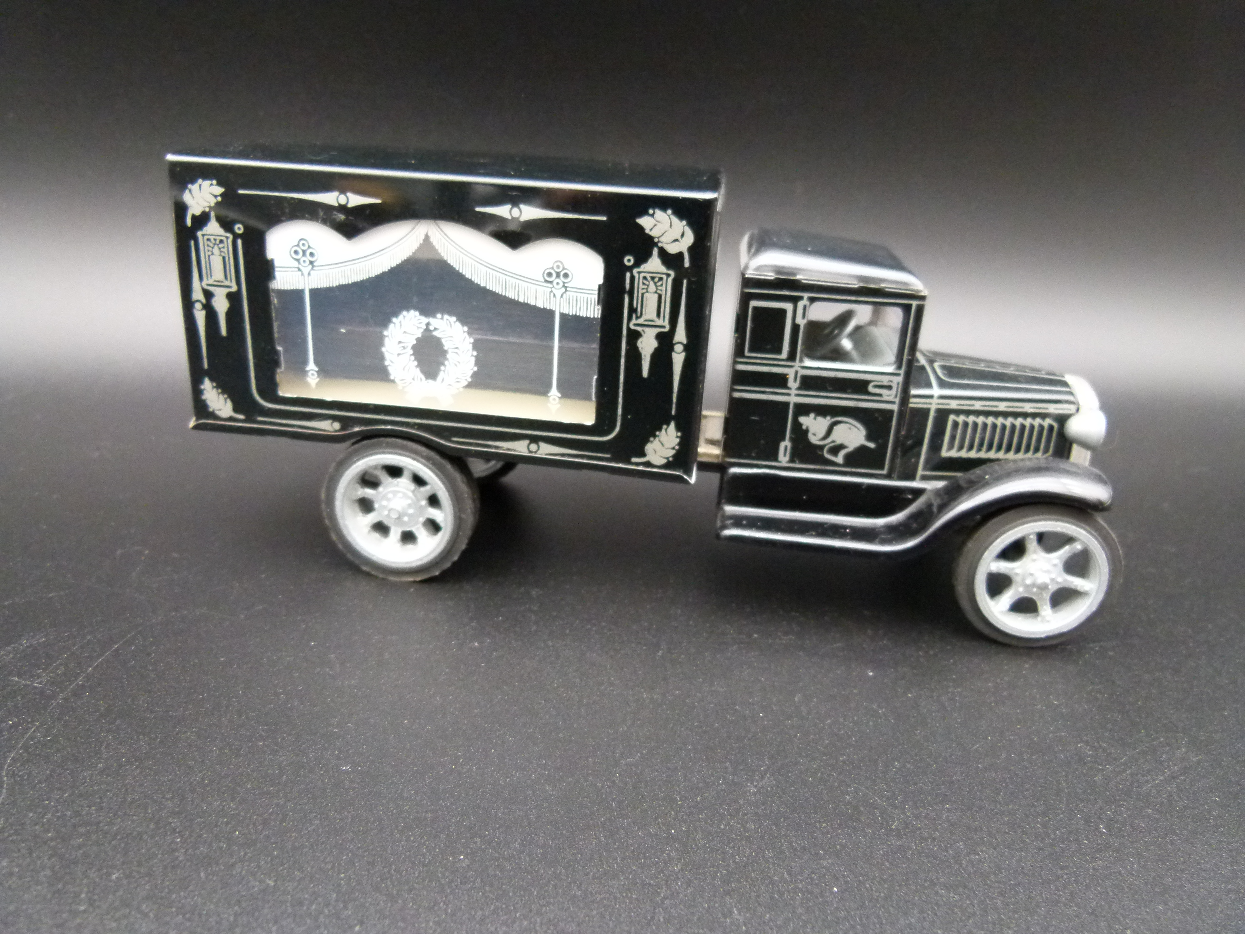 Altes Blechspielzeug Auto Leichenwagen mit Sarg