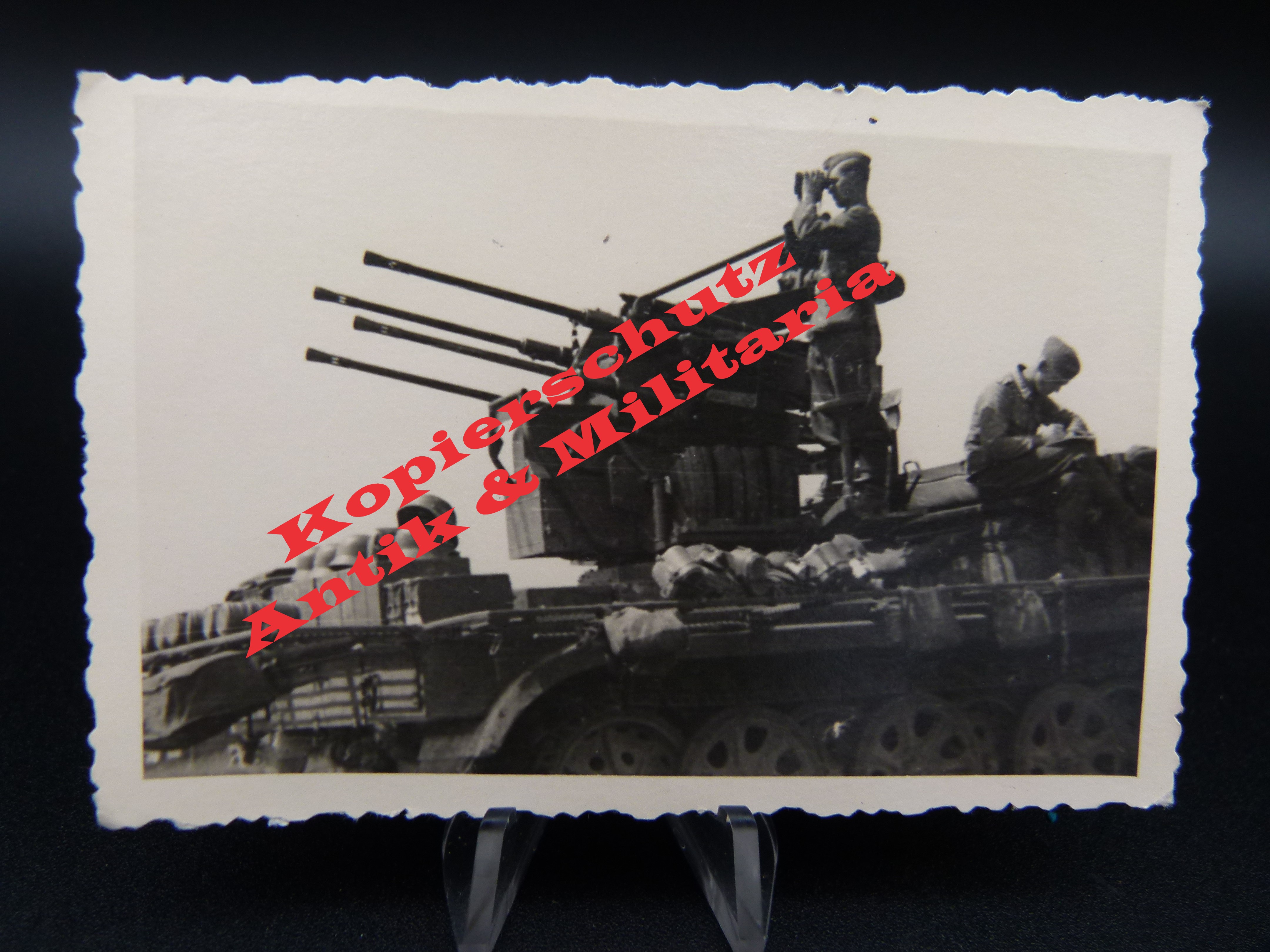Foto Vierlingsflak auf Sd KFZ im Erdkampf LW WK2