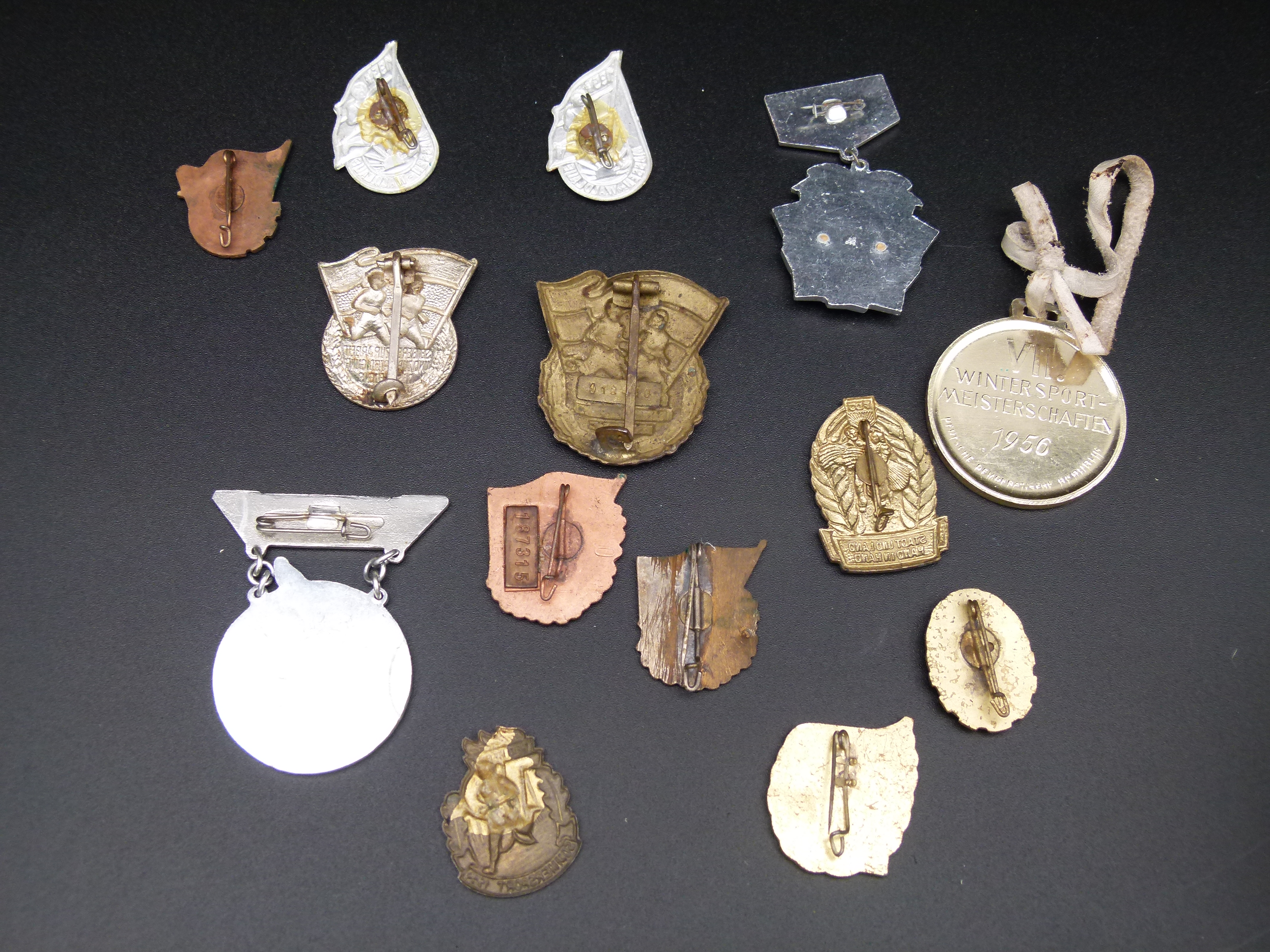 Set Fruehe DDR Abzeichen FDJ JP GST emailliert