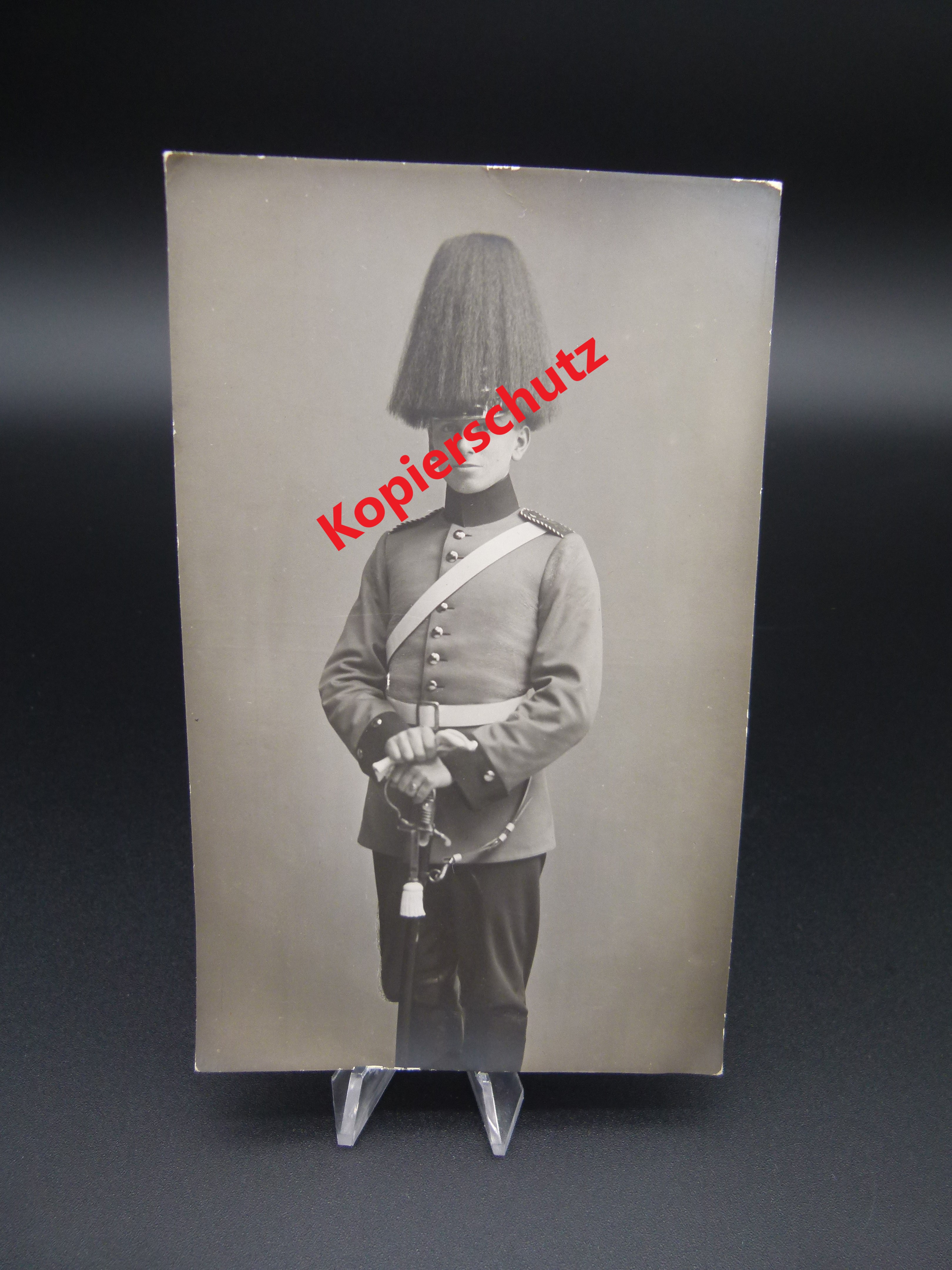 Studioportrait Dragoner in Uniform mit Saebel