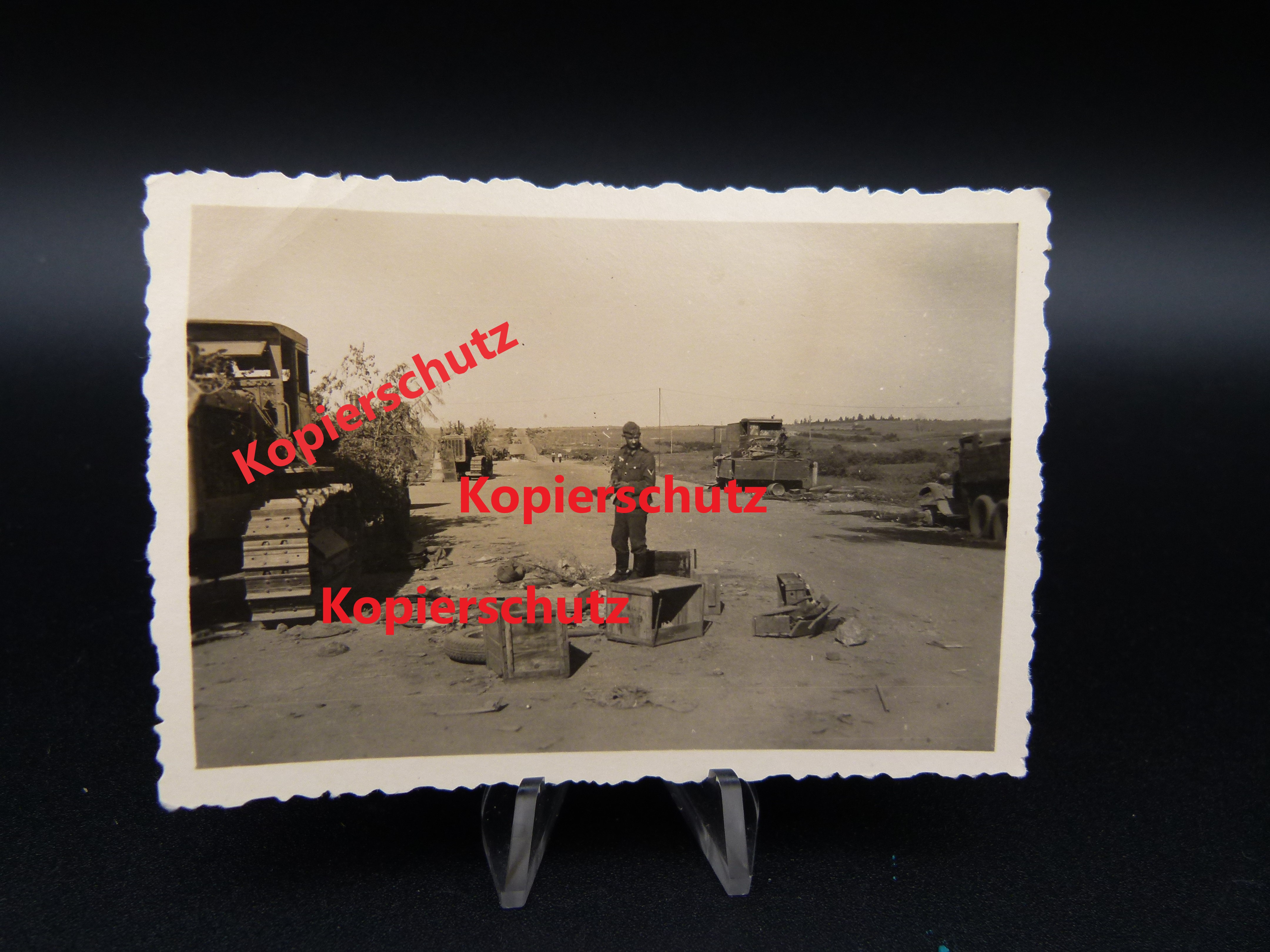 Foto Ostfront Rollbahn zerstoerte Kettenfahrzeuge WH