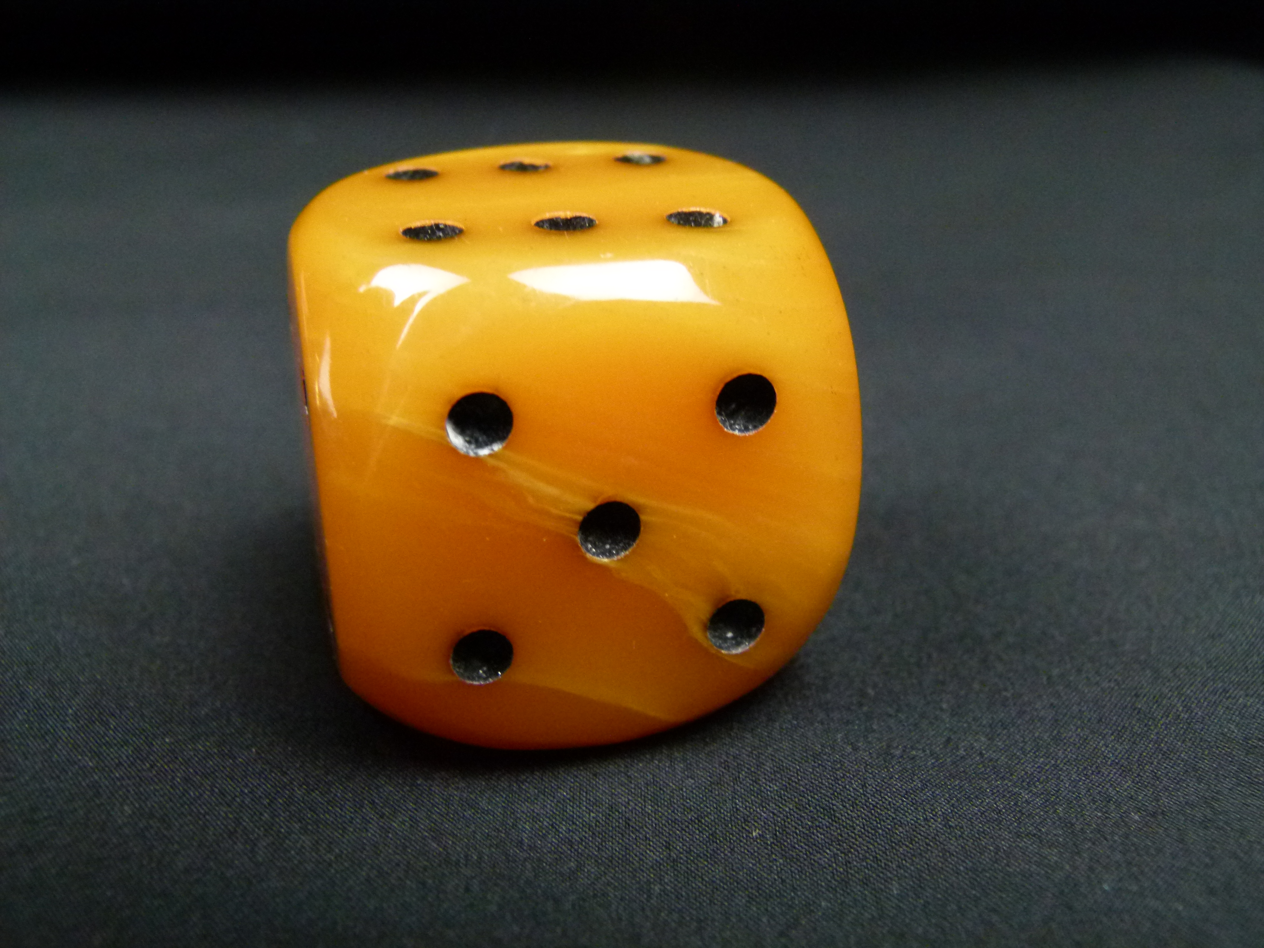 Catalin DDR Würfel milchig butterscotch bernstein