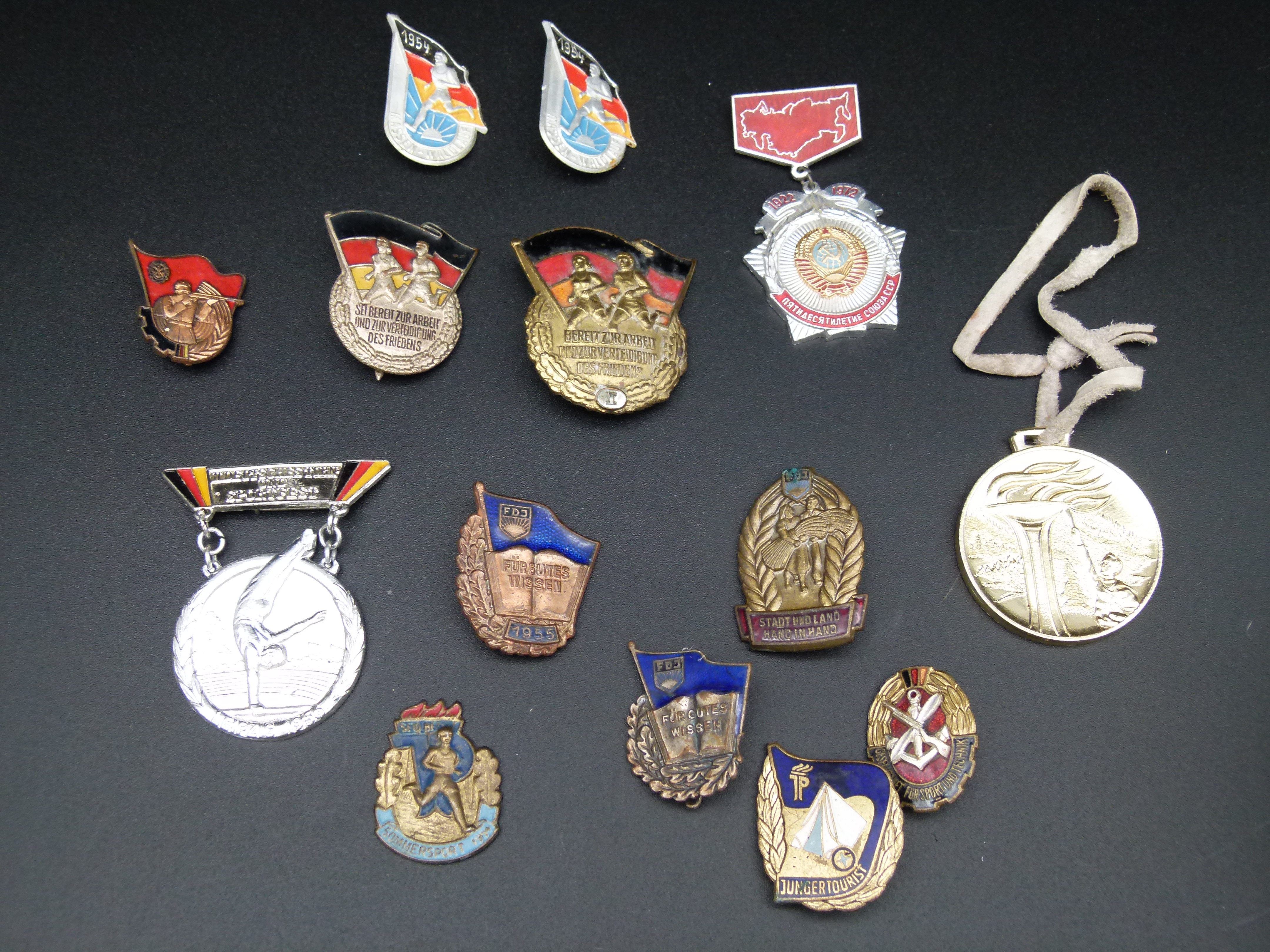 Set Fruehe DDR Abzeichen FDJ JP GST emailliert