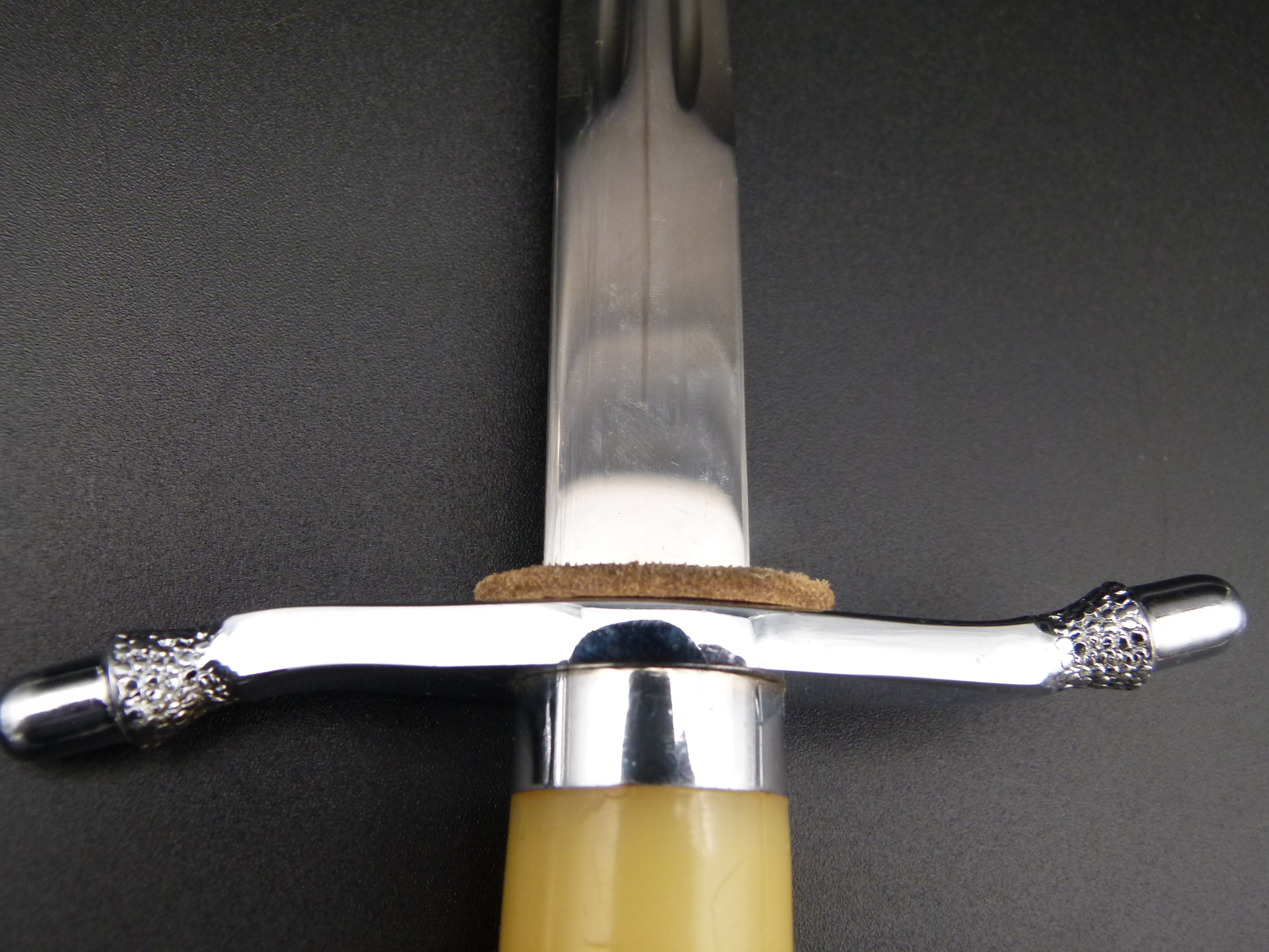 NVA Dolch Jahrgangsbeste Ueberreicht vom Minister