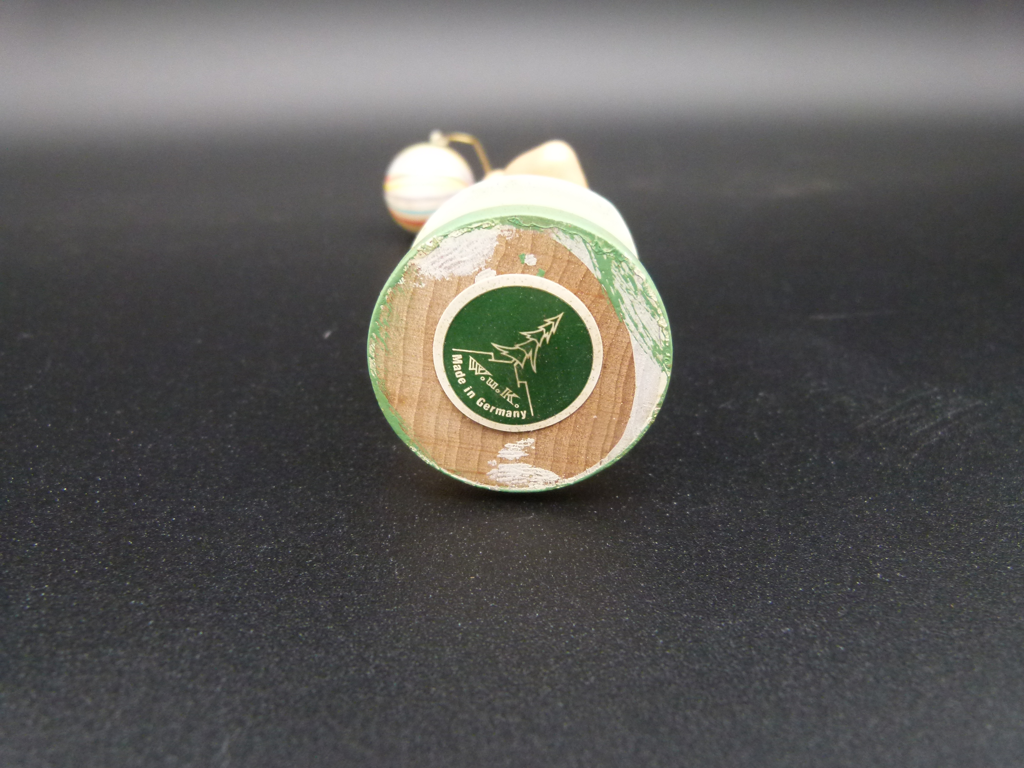 Wendt und Kuehn Maedchen mit Kugellampion