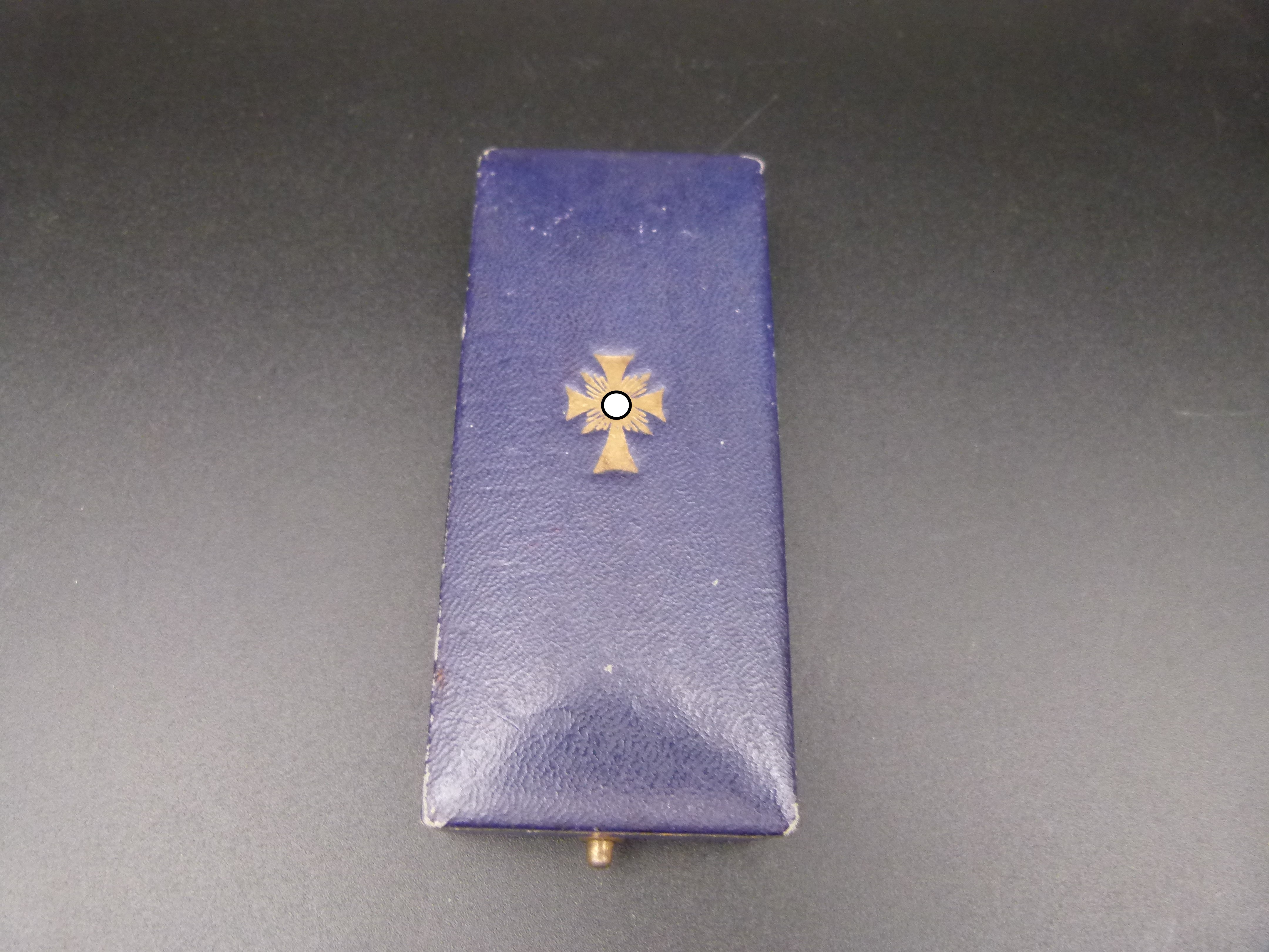 Mutterkreuz in Gold im Etui Hauschild Pforzheim