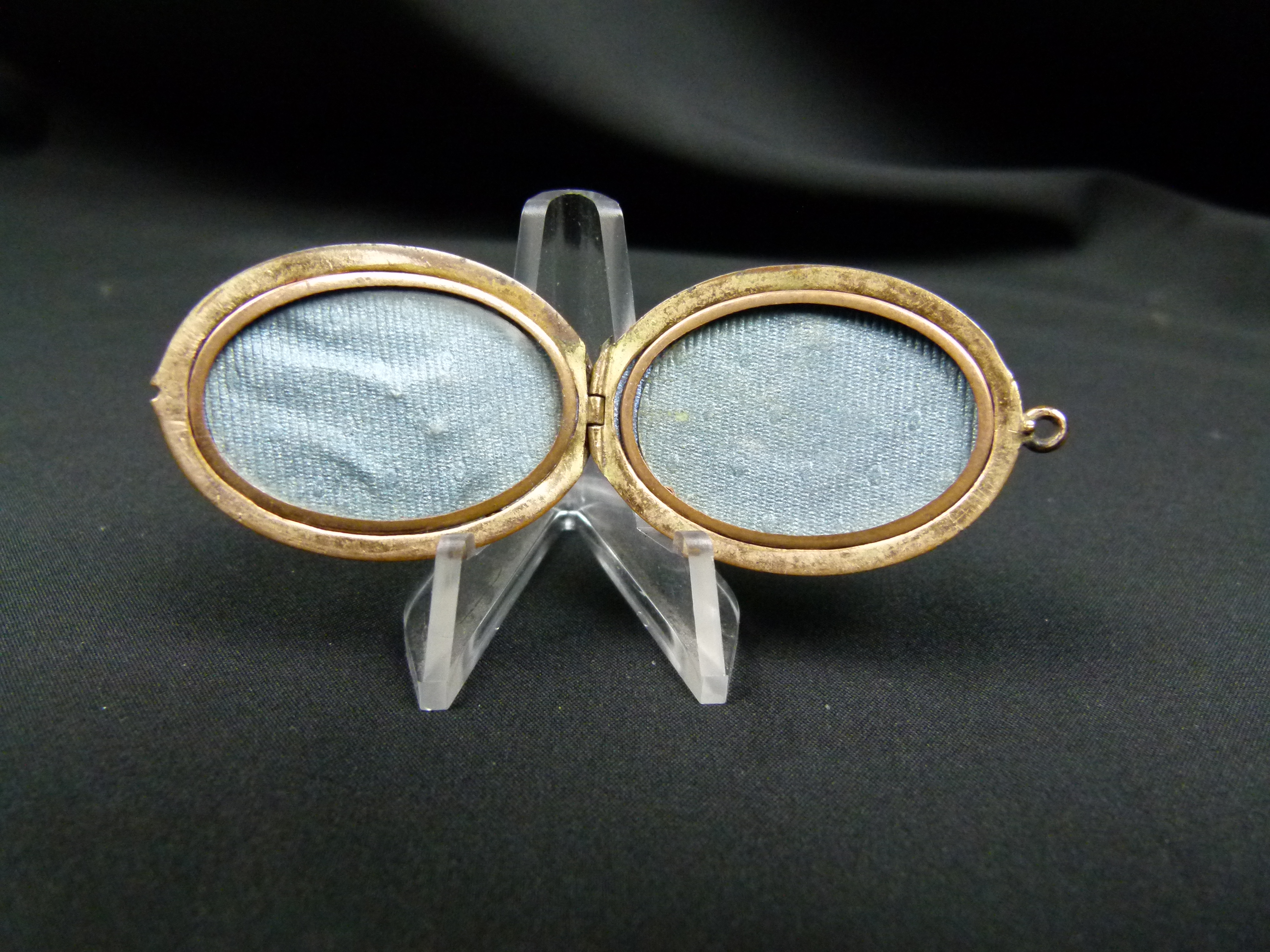 Jugendstil Medaillon vergoldet Floral mit Steinen