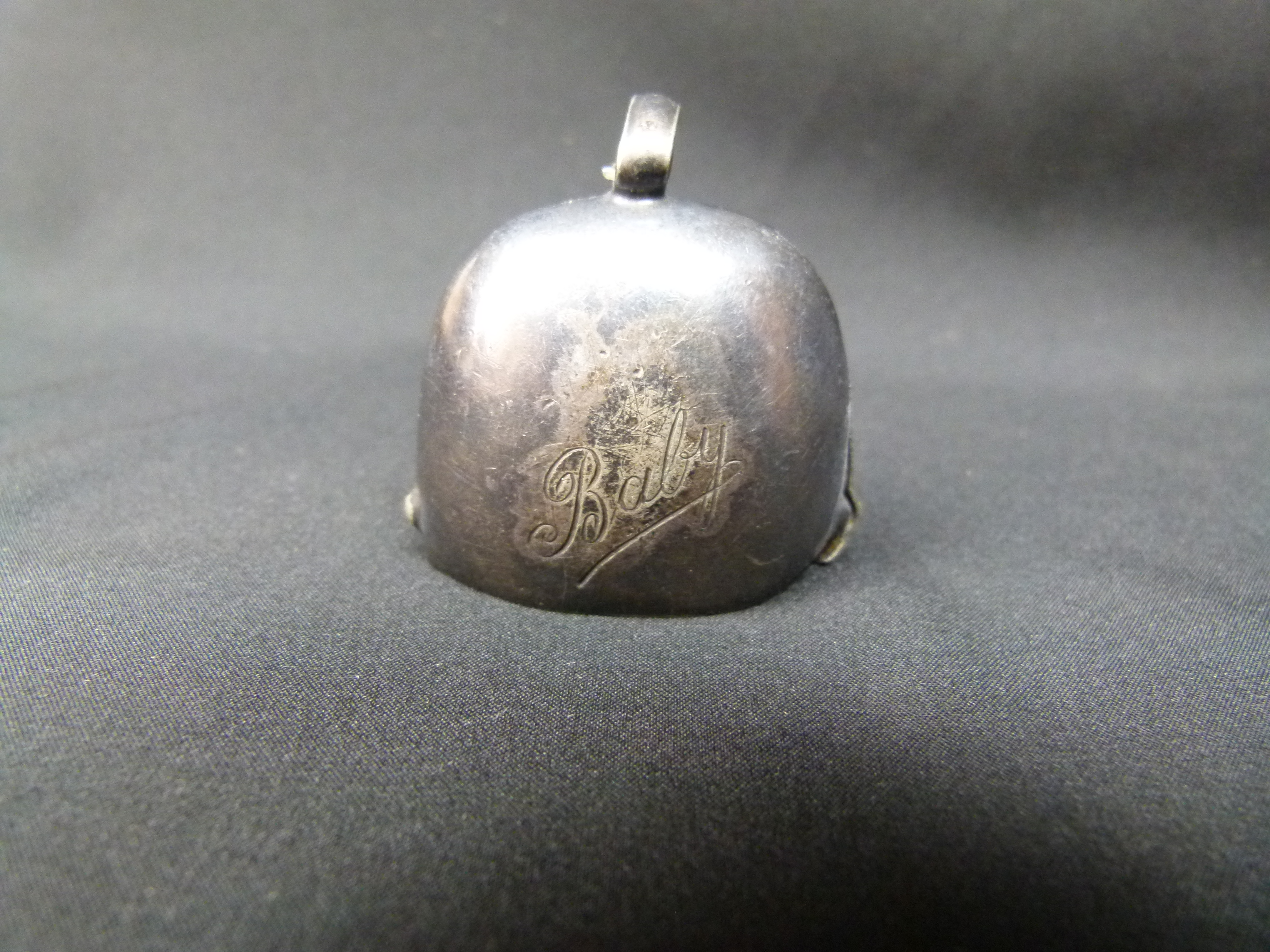 Antike Baby Glocke aus Metall Schriftzug Baby