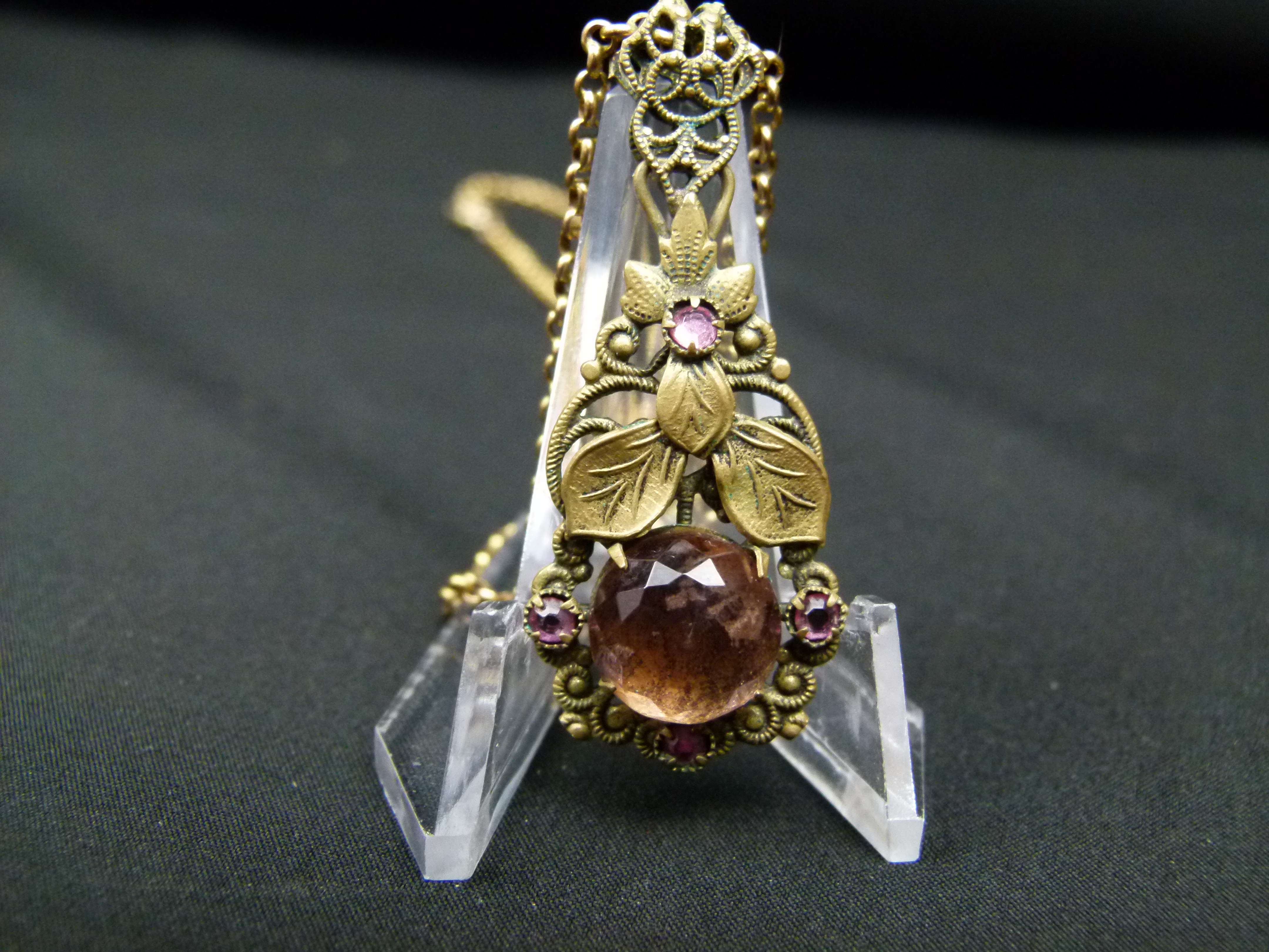 Jugendstil Kettenanhaenger floral mit Stein traumhaft
