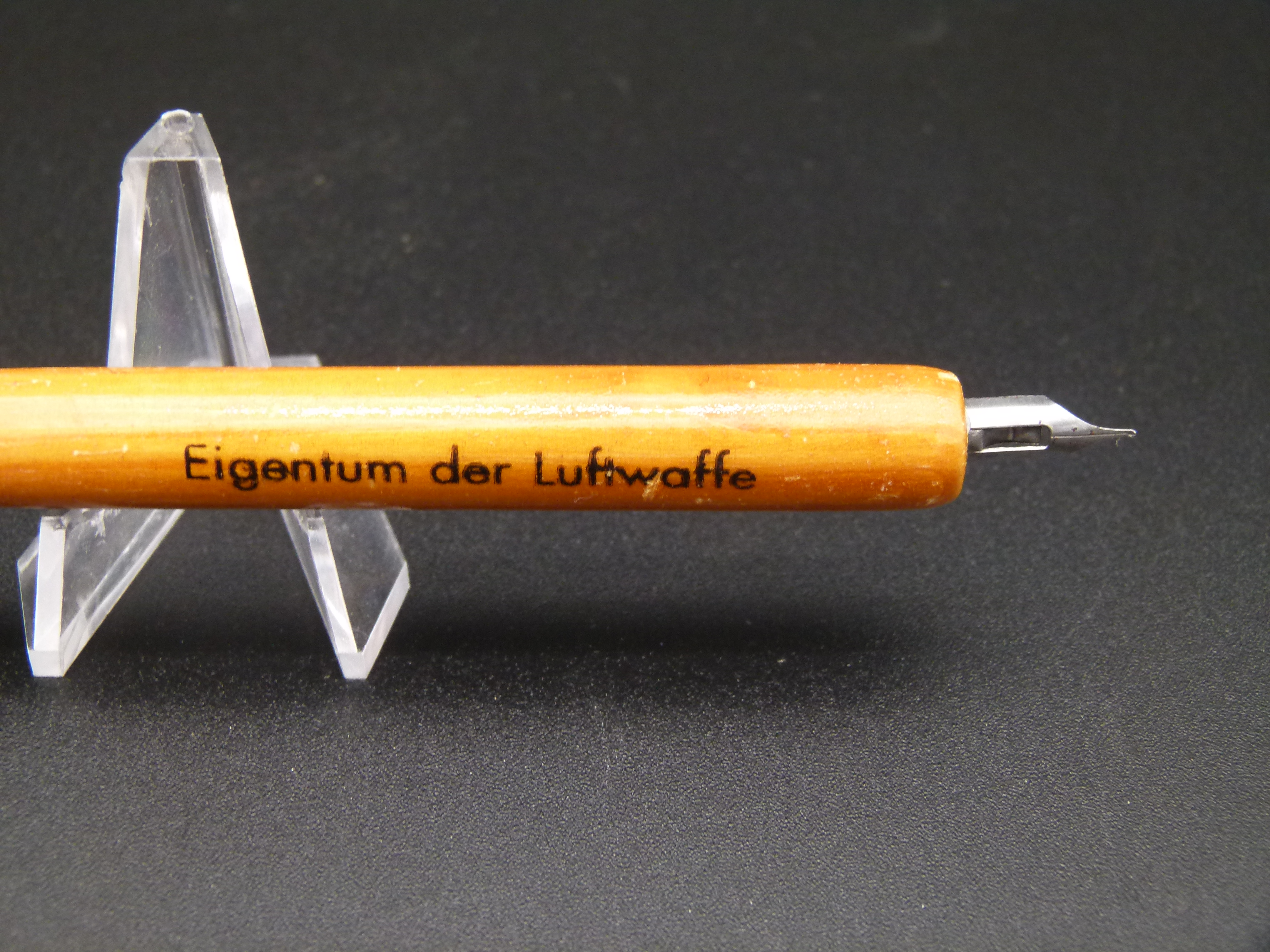 Fuellhalter Eigentum der Luftwaffe WK2  