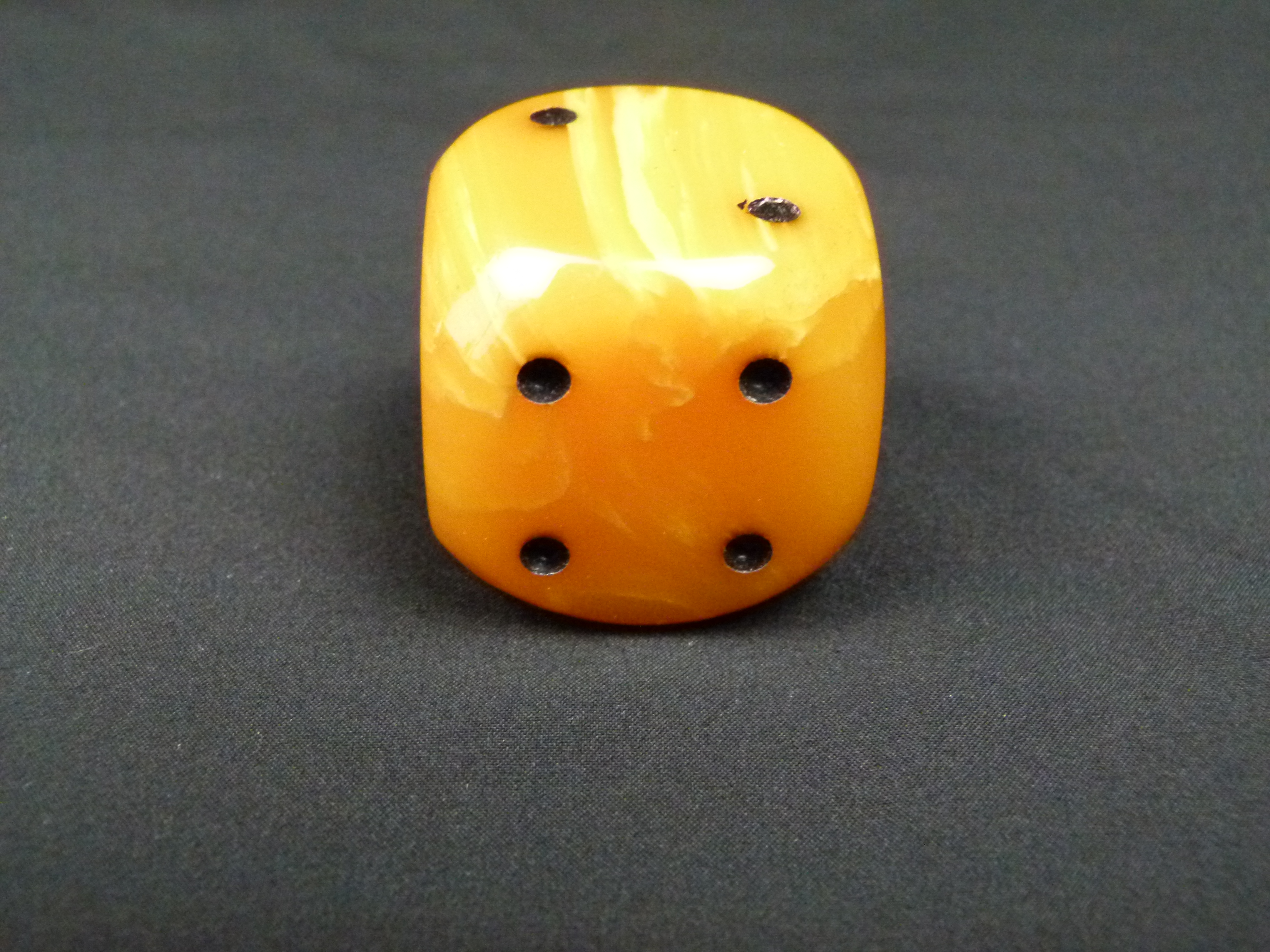 Catalin DDR Würfel milchig butterscotch bernstein