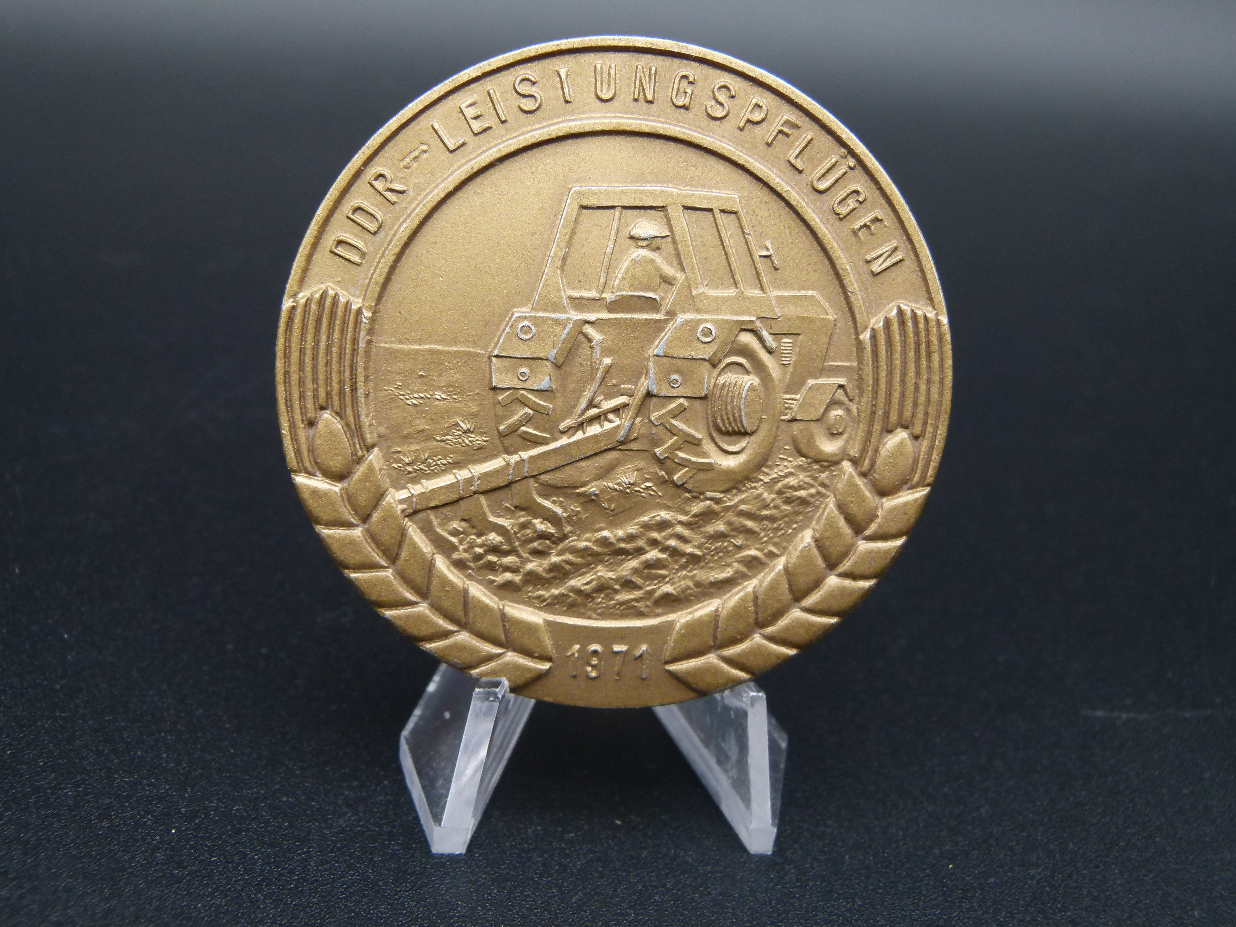 Plakette DDR Leistungspfluegen 1971 LPG