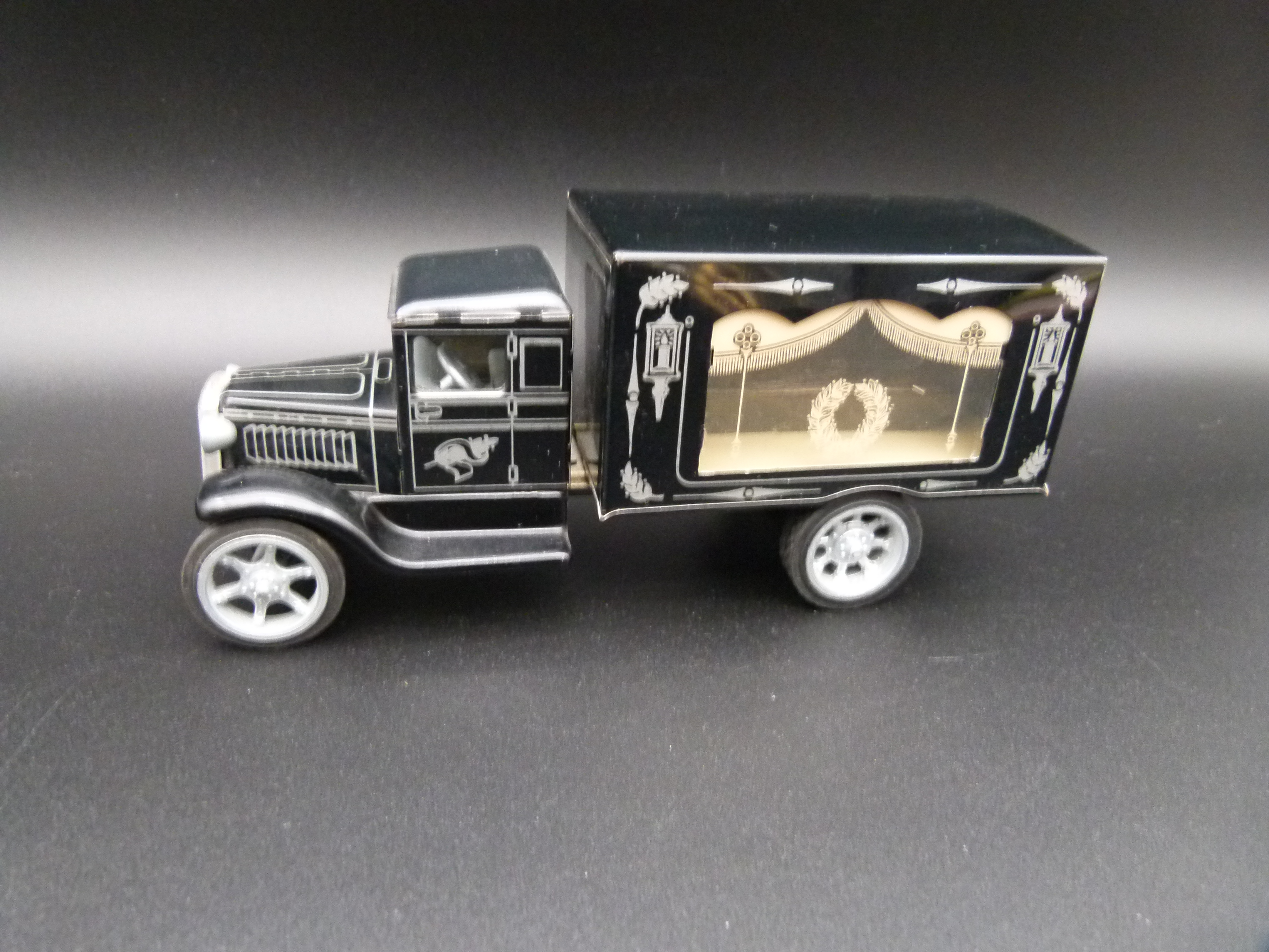 Altes Blechspielzeug Auto Leichenwagen mit Sarg