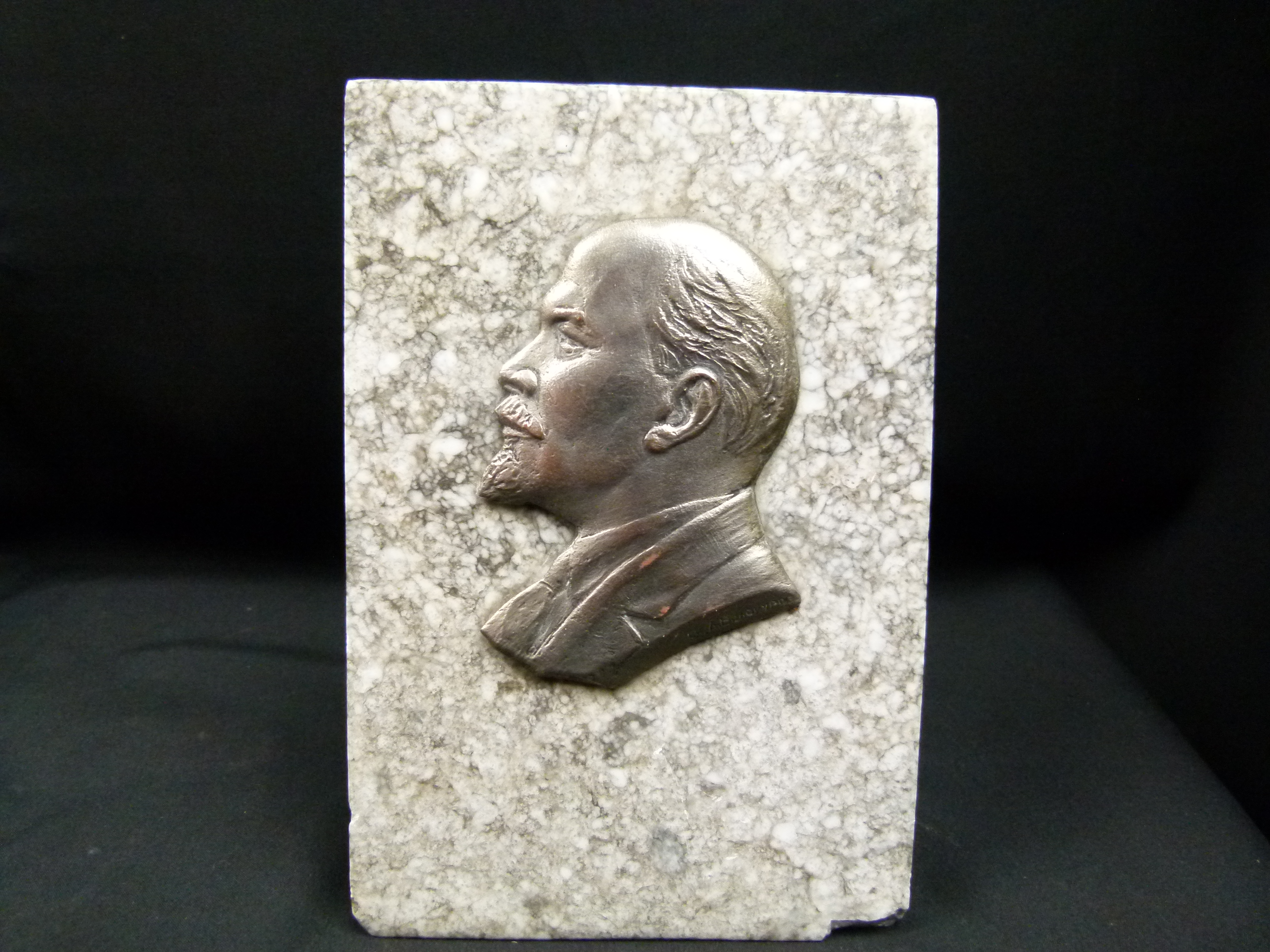 Lenin Relief signiert auf Steinsockel selten