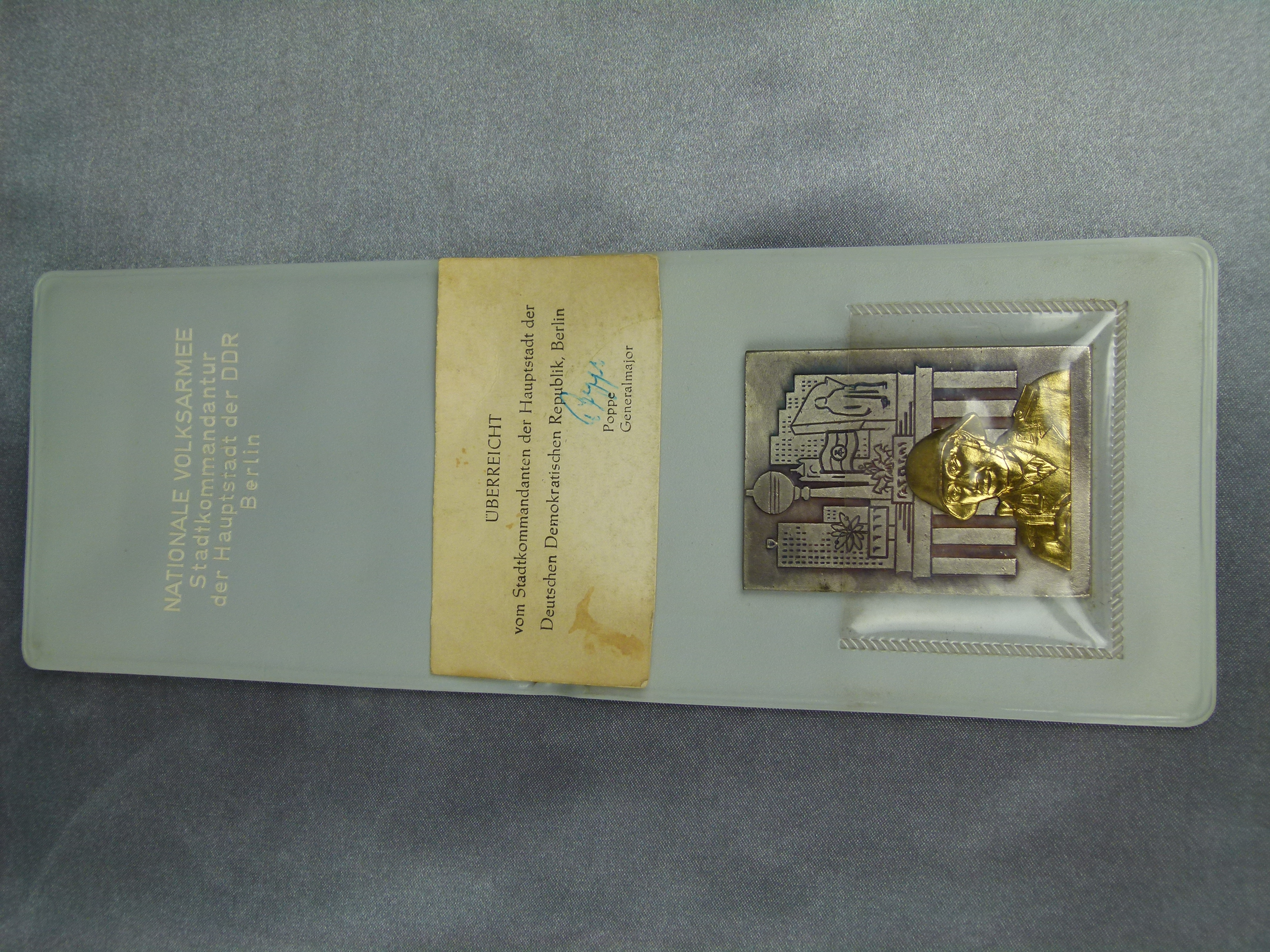 Plakette NVA Berlin Unterschrift Generalmajor Poppe