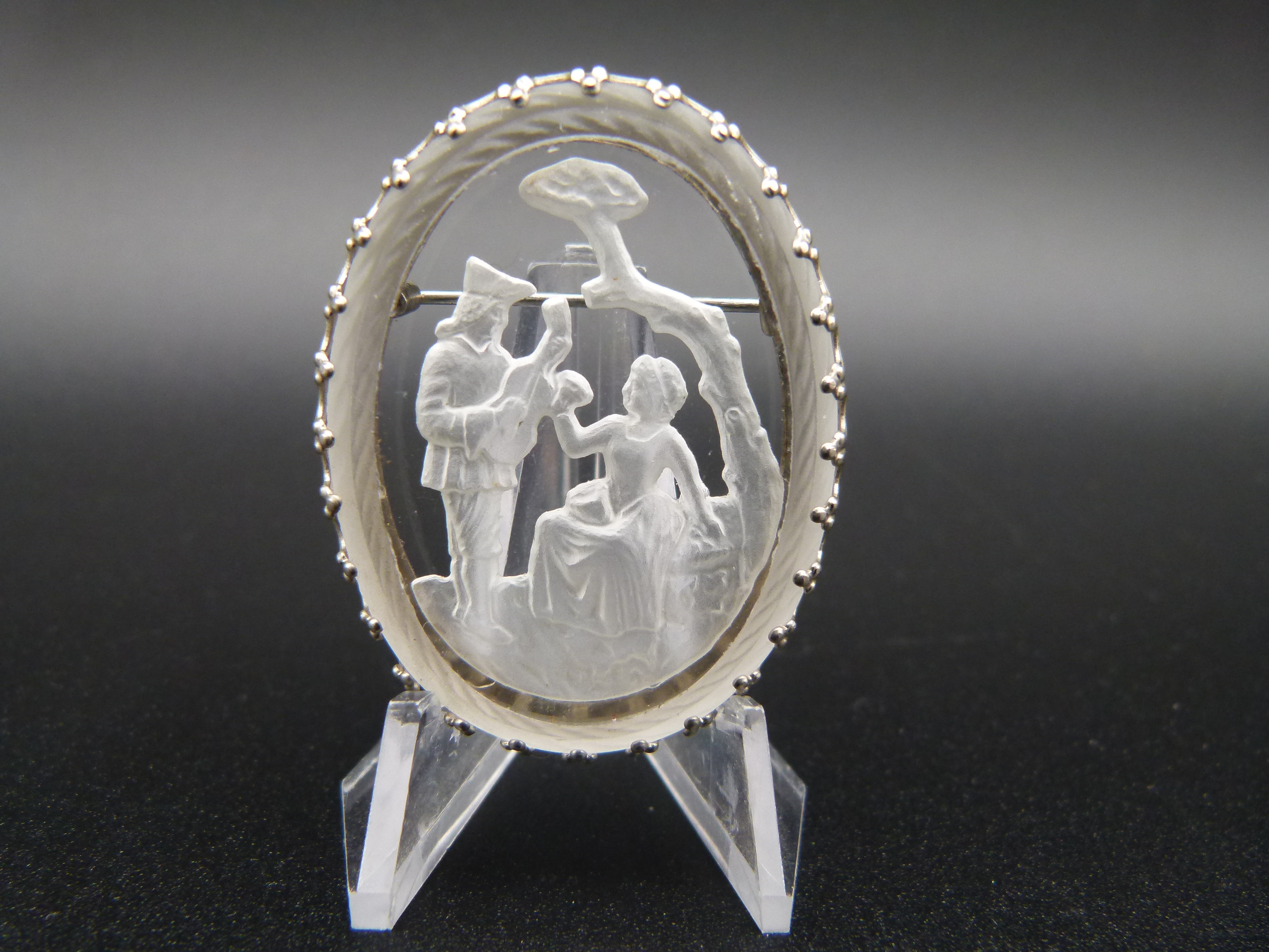 Biedermeier Glas-Brosche Liebespaar geschliffen