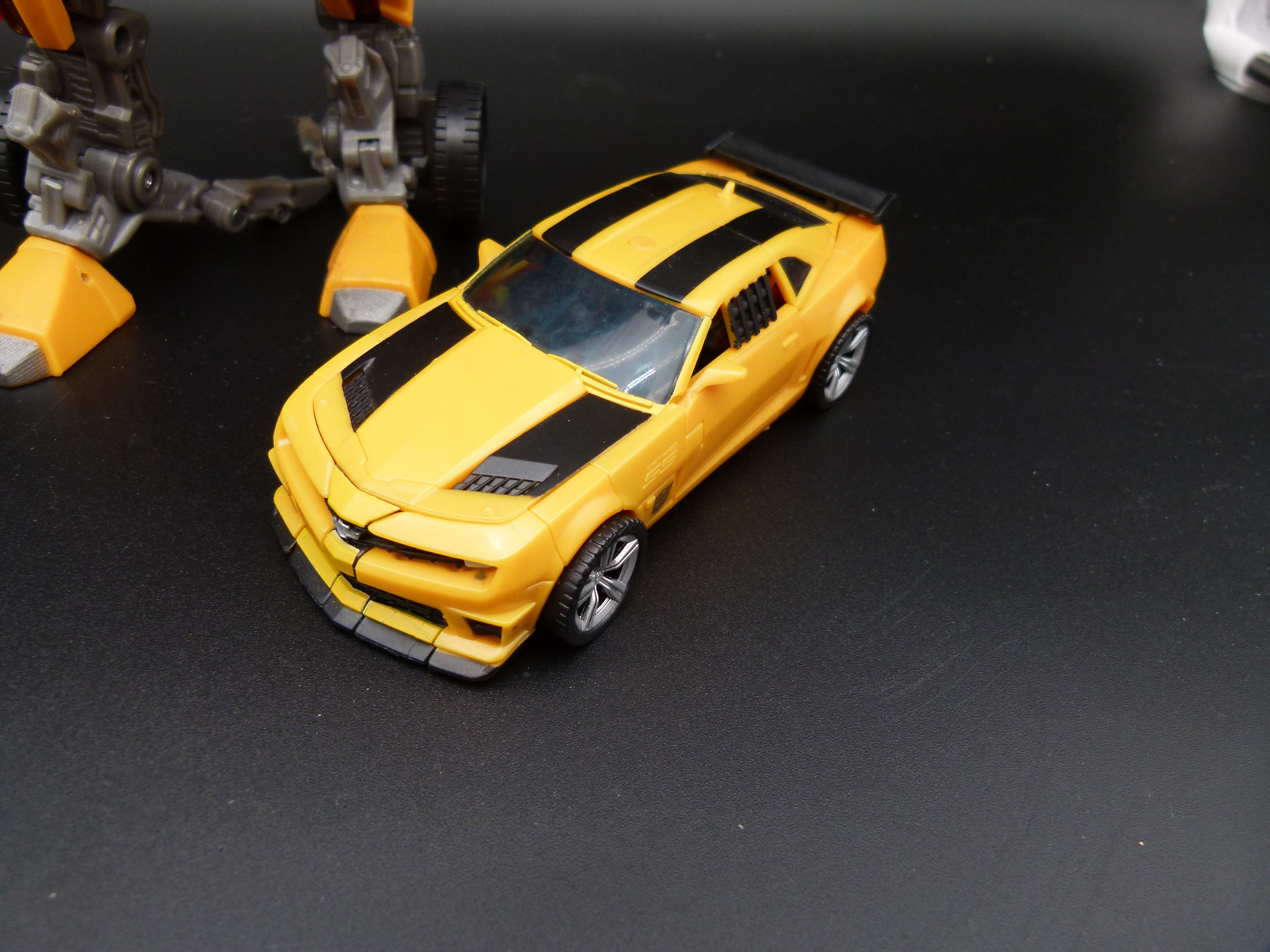 2 Hasbro Bumble Bee Figuren 2010 Transformers