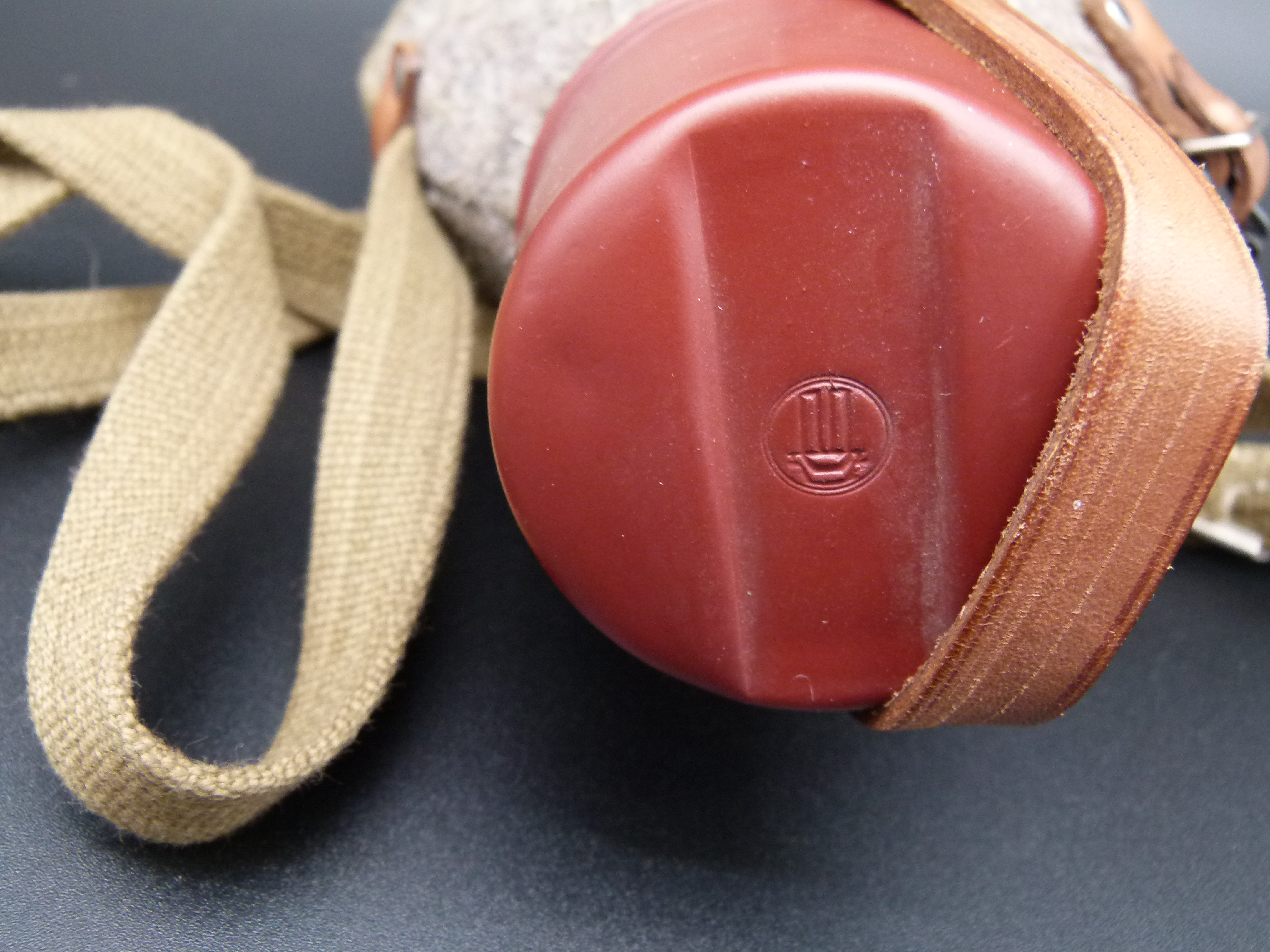 Fruehe KVP HVA Trinkflasche mit Bezug und Riemen