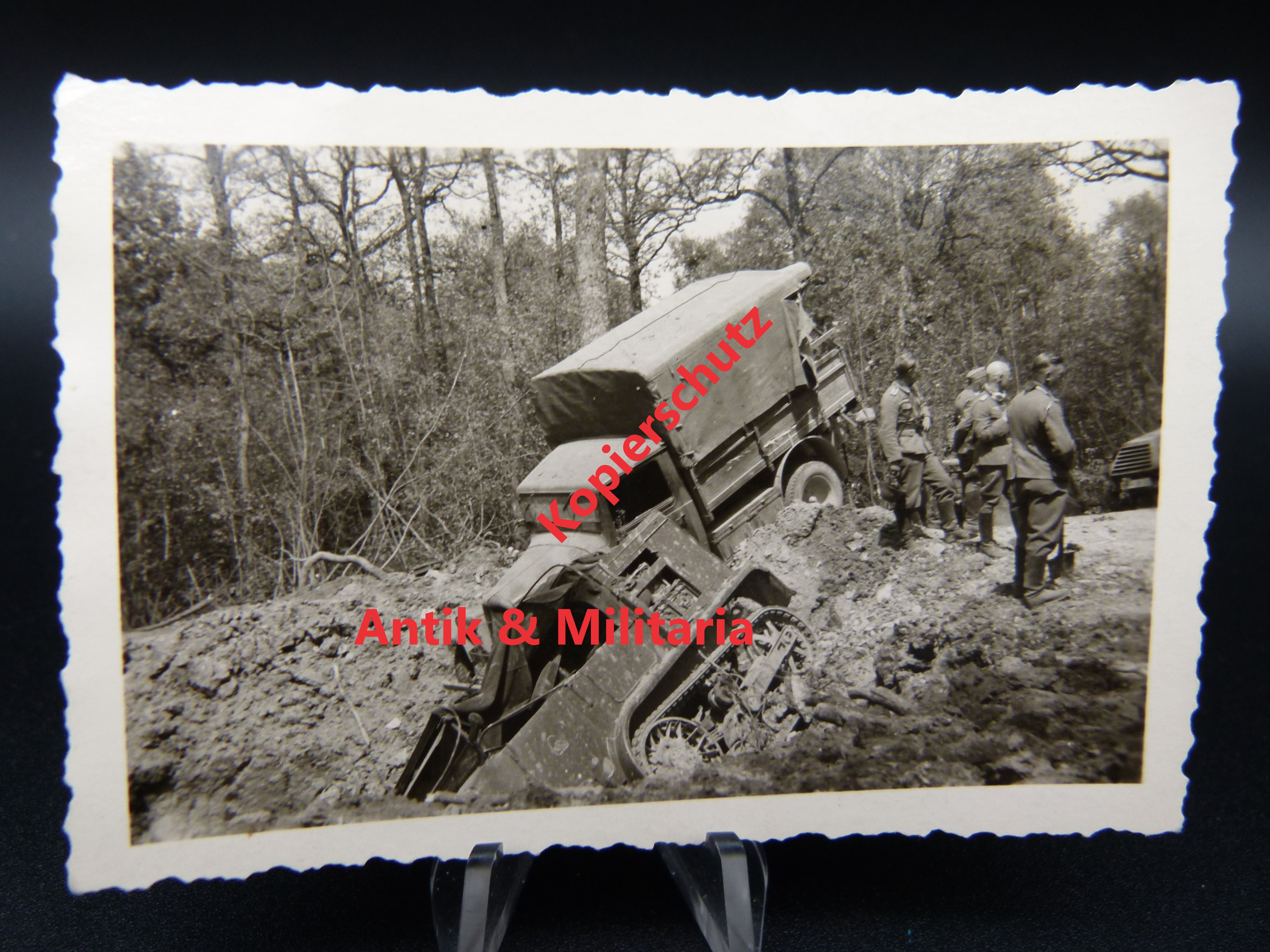 Foto zerstoertes Kettenfahrzeuge WH LKW