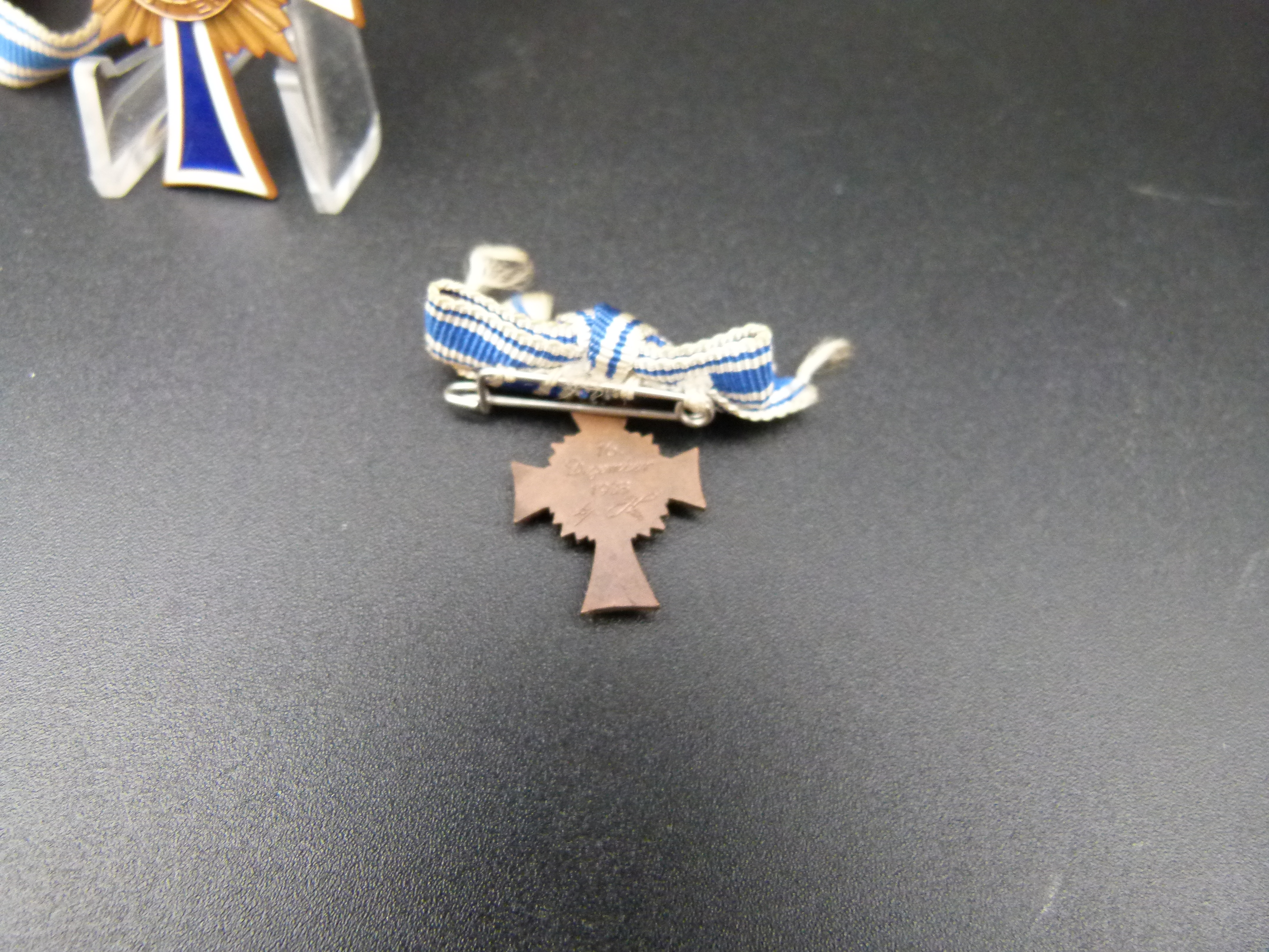 Mutterkreuz in Bronze mit Miniatur