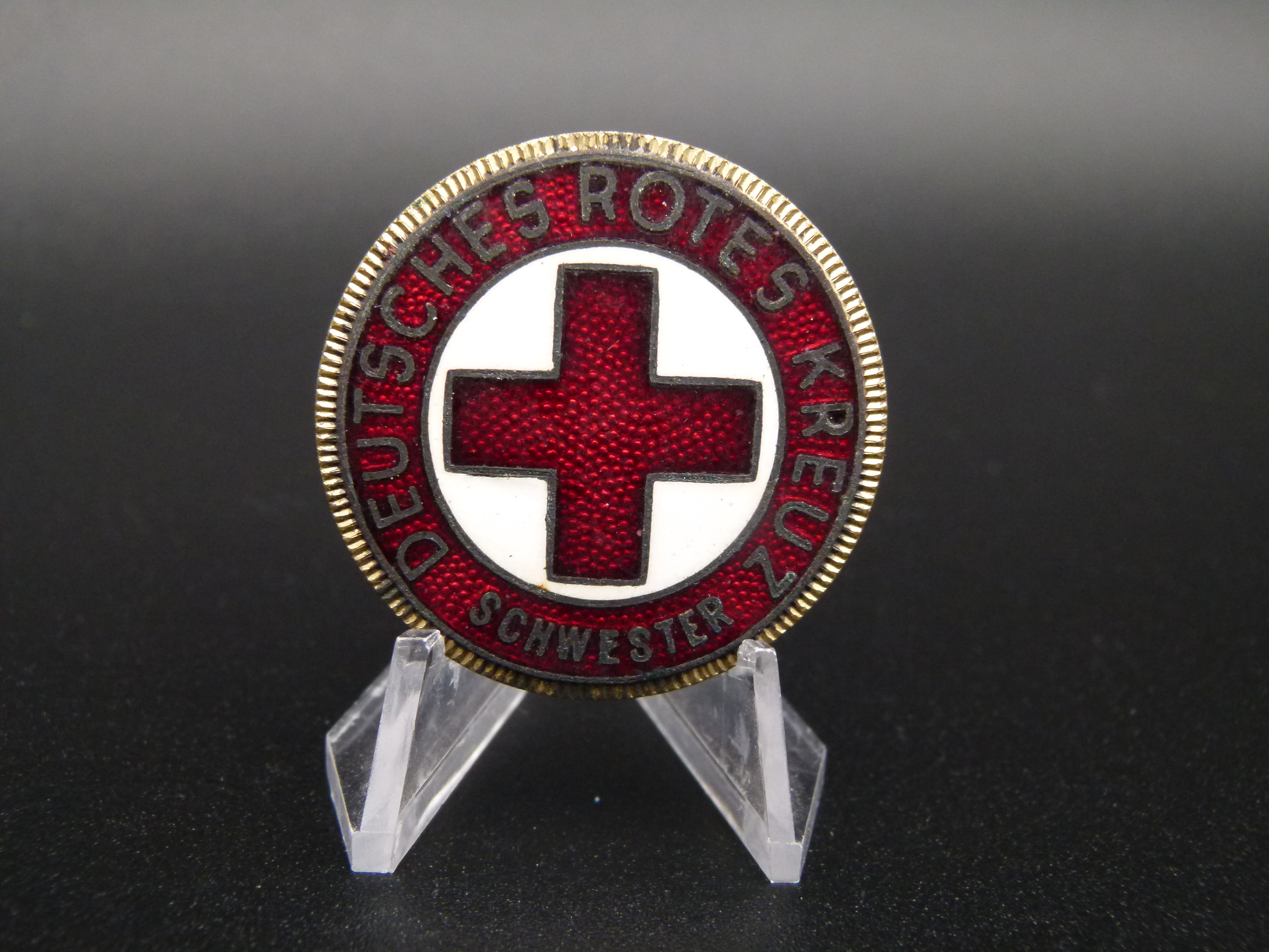 Fruehe DRK Schwestern Brosche Nachkrieg emailliert