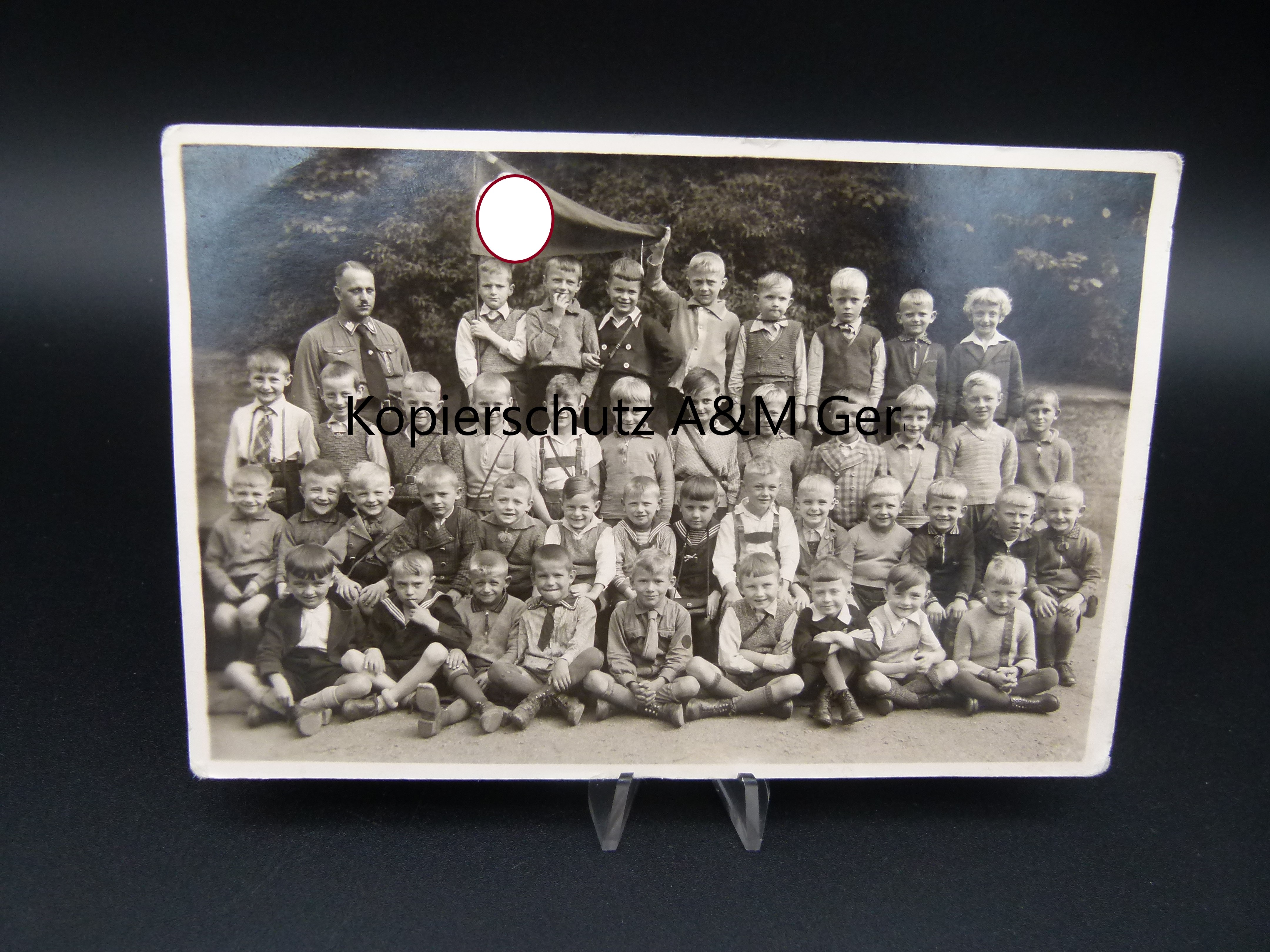 Fruehe Aufnahme Kindergruppe HK Wimpel NSDAP