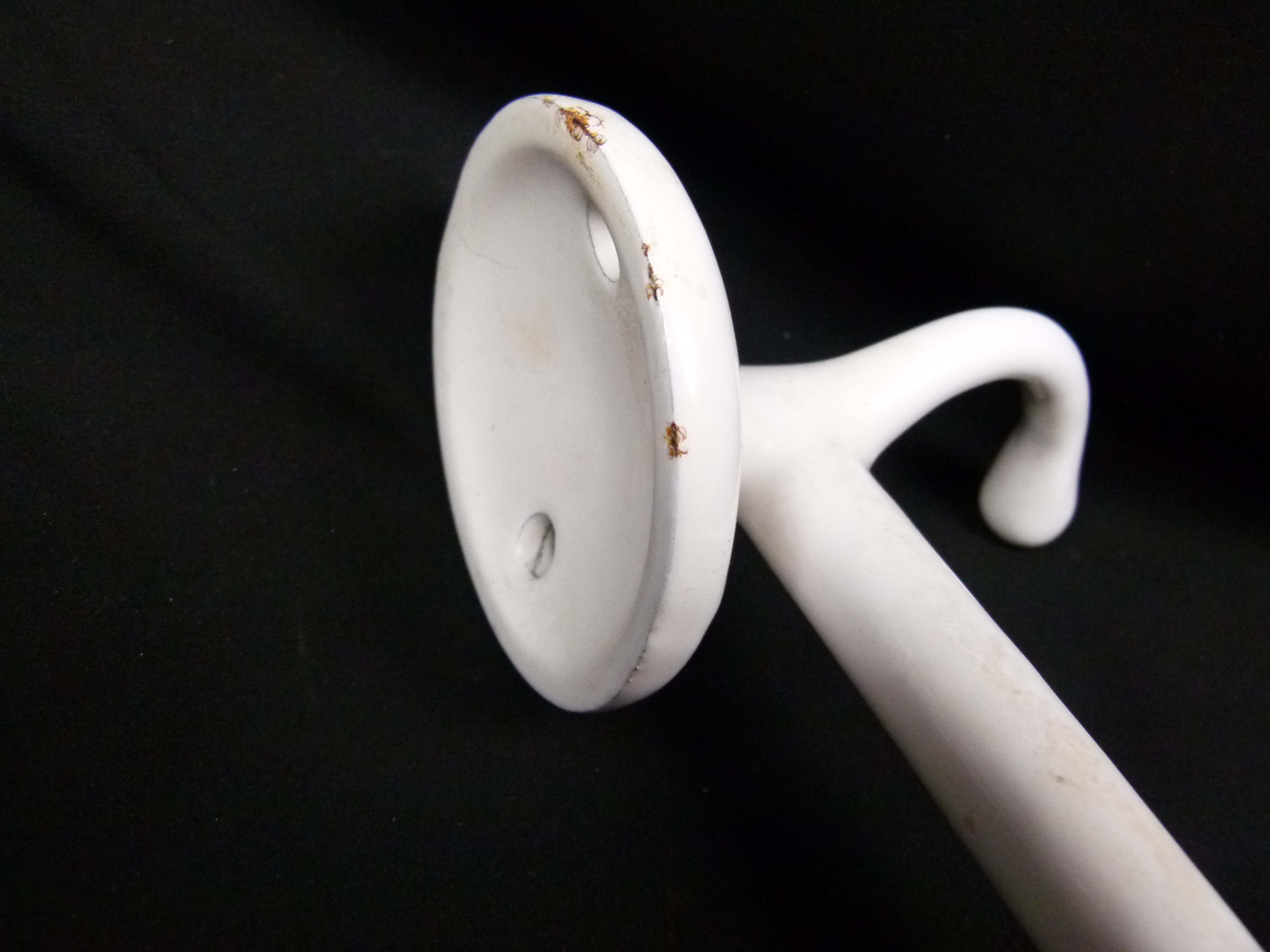 Antiker emaillierter Stahlkleiderhaken 4 Haken