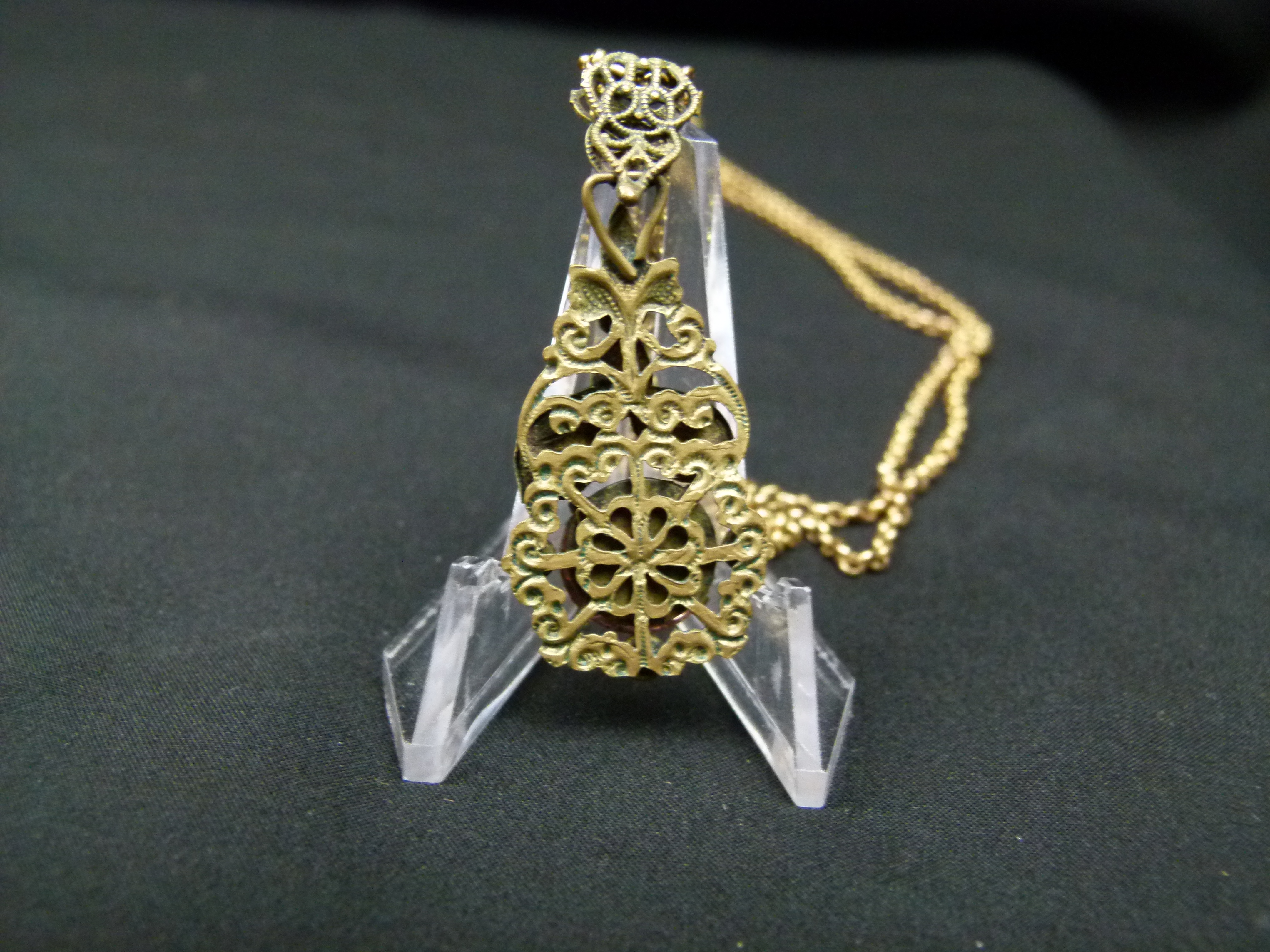 Jugendstil Kettenanhaenger floral mit Stein traumhaft