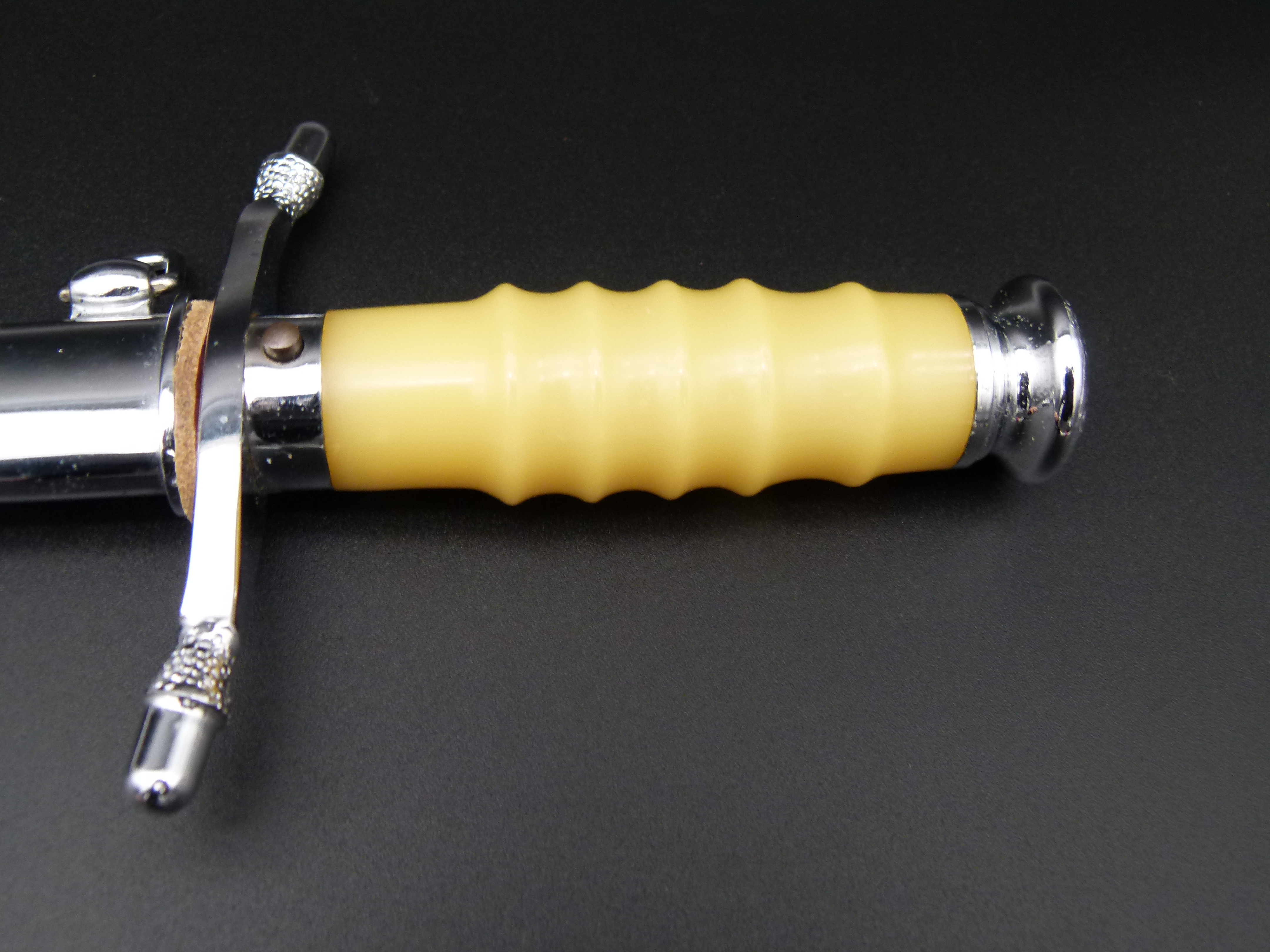 NVA Dolch Jahrgangsbeste Ueberreicht vom Minister