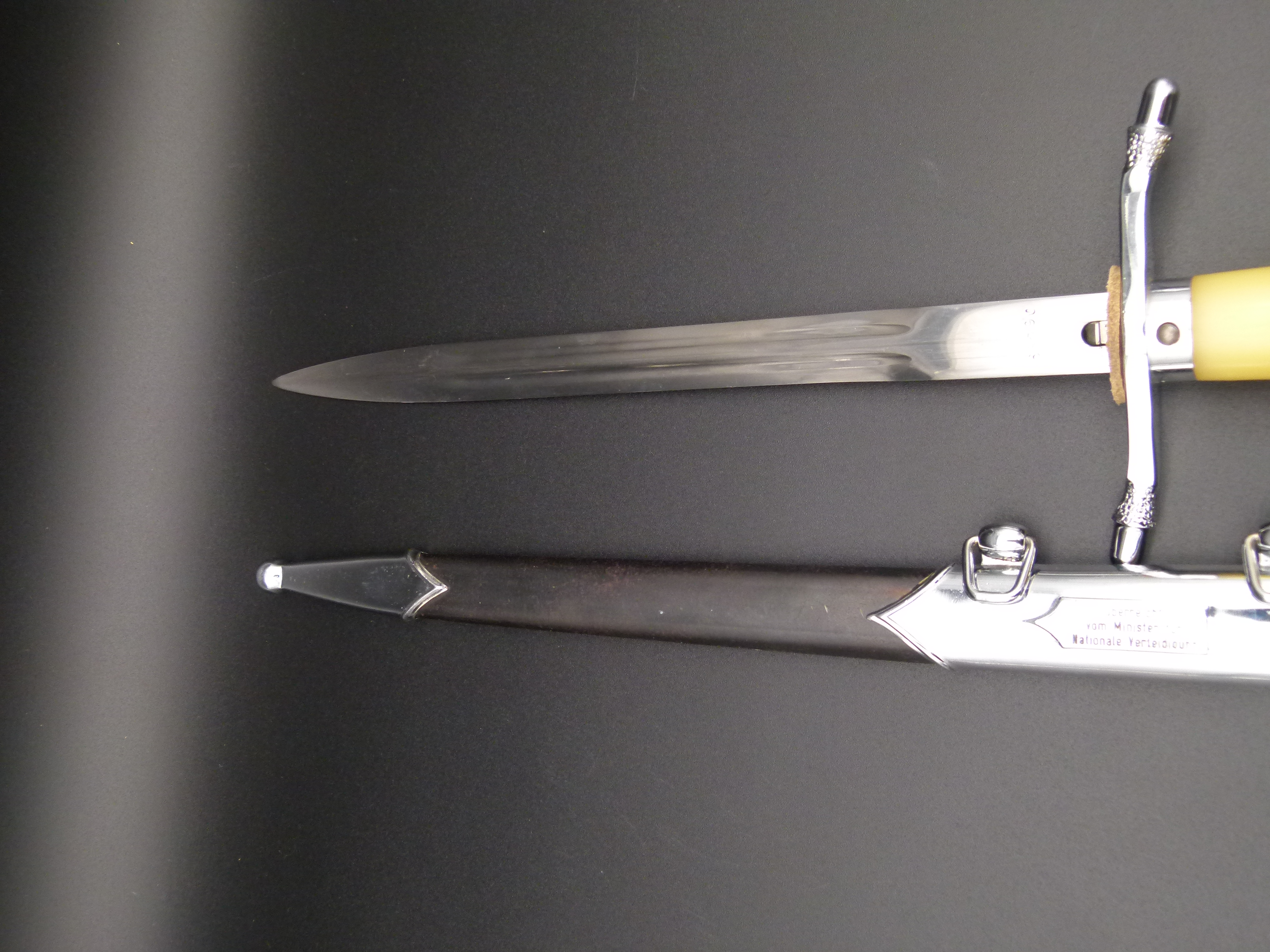 NVA Dolch Jahrgangsbeste Ueberreicht vom Minister