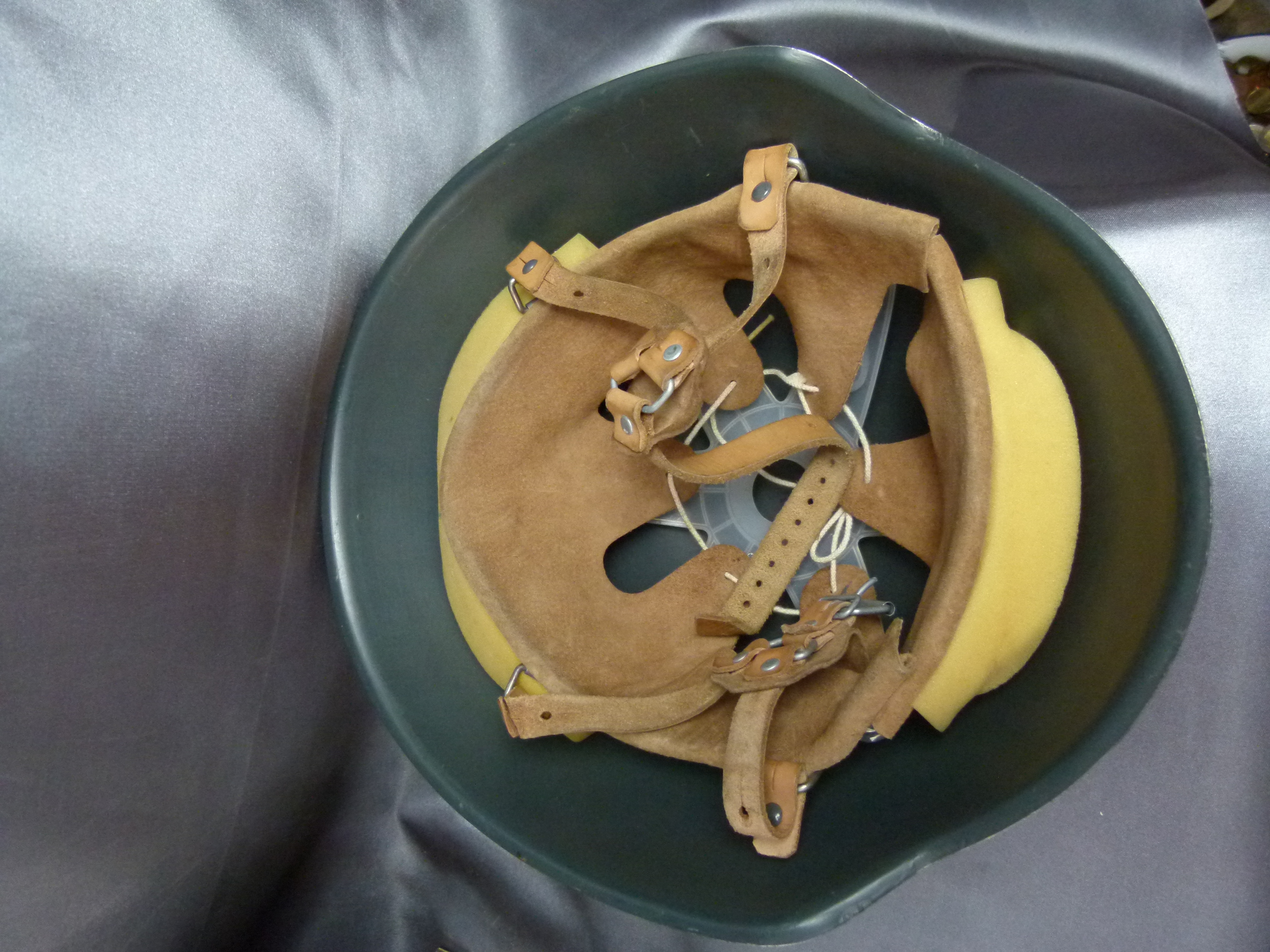 Stahlhelm der NVA getragenes original III 2 81 