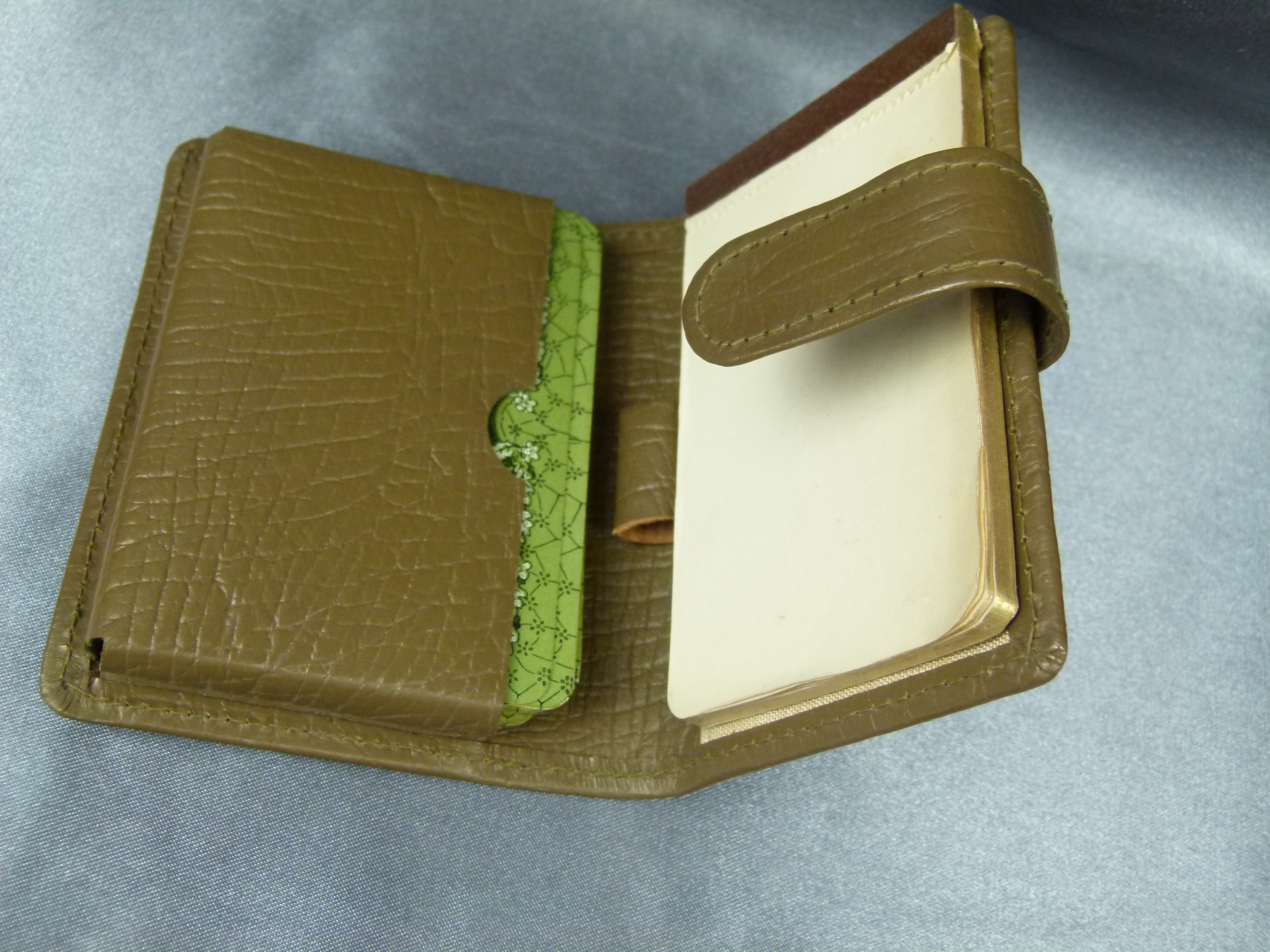 Altes Skatblatt mit Goldschnitt in Lederhülle mit Notizblock 