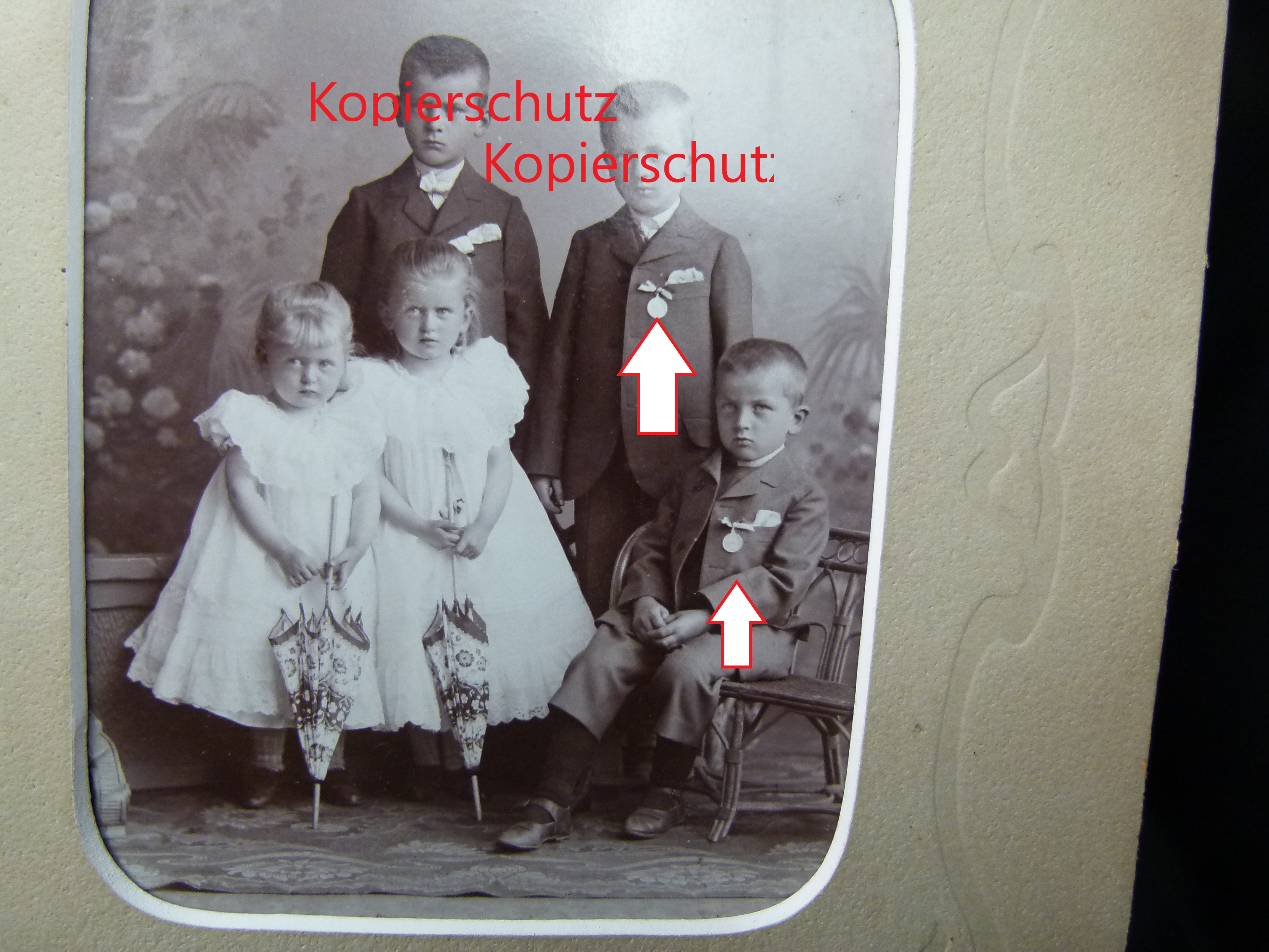 Original Foto Kaiserzeit Kinder mit Auszeichnungen