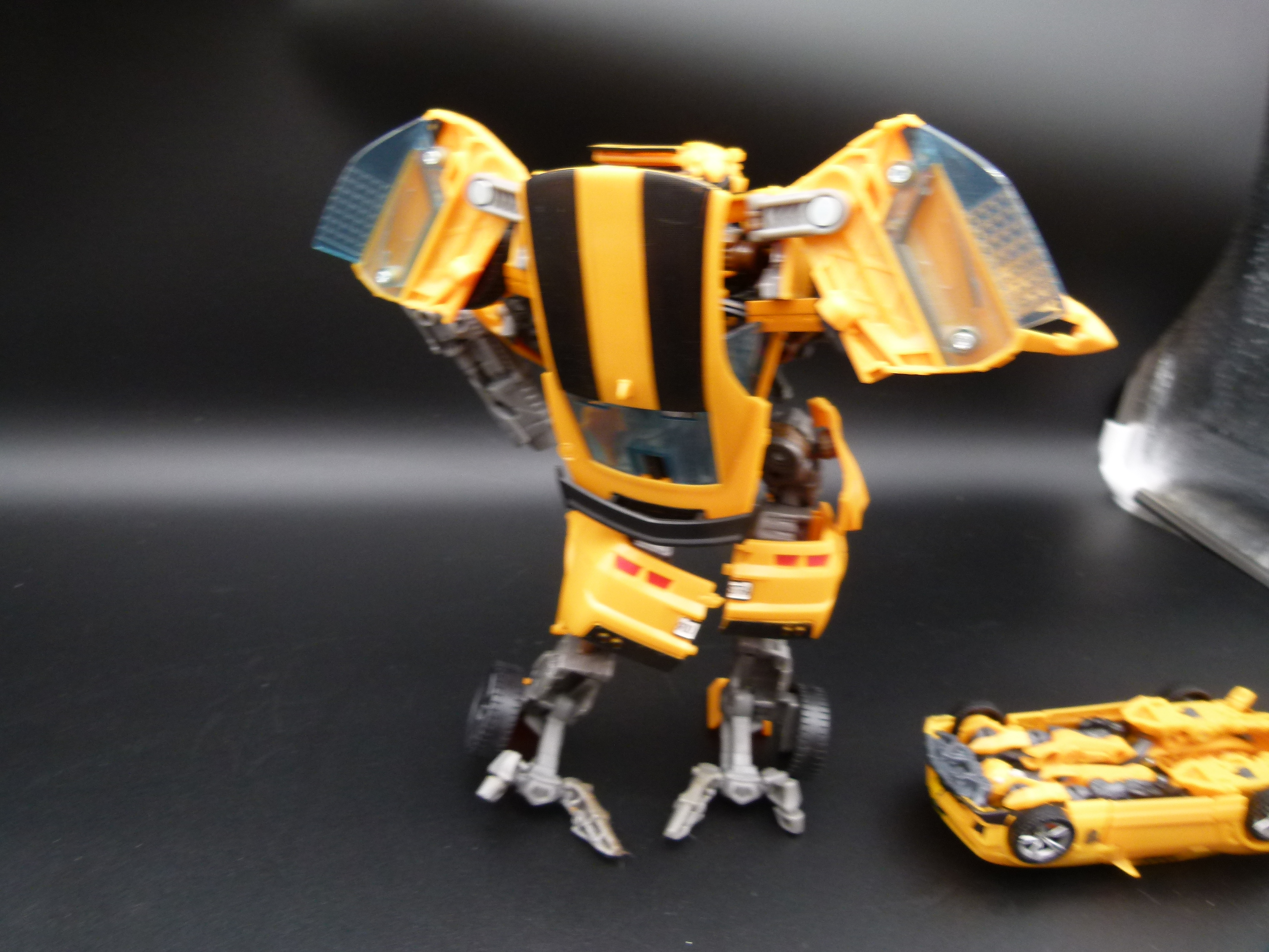 2 Hasbro Bumble Bee Figuren 2010 Transformers