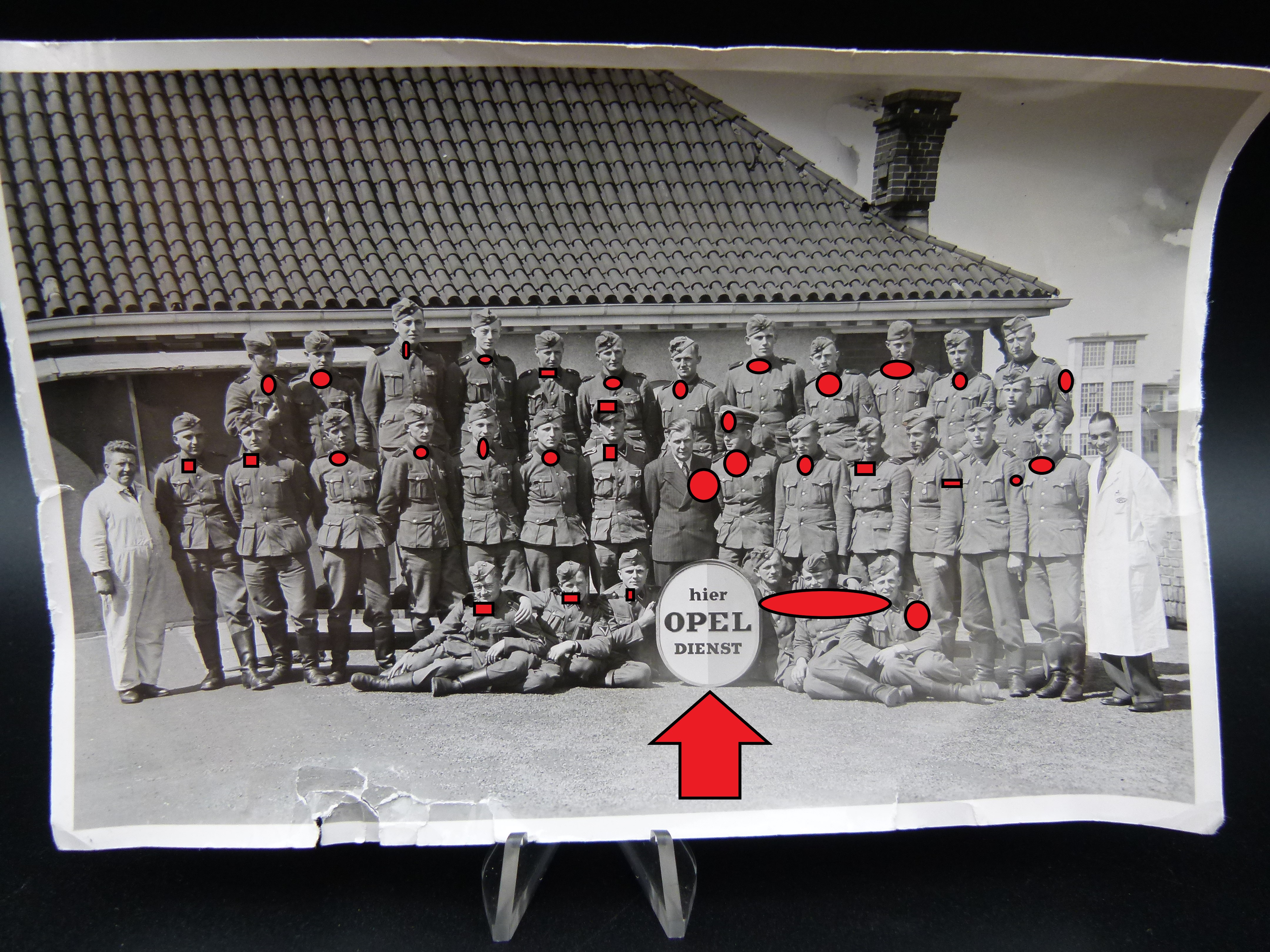 SS Gruppenfoto mit Werbeschild hier Opel Dienst