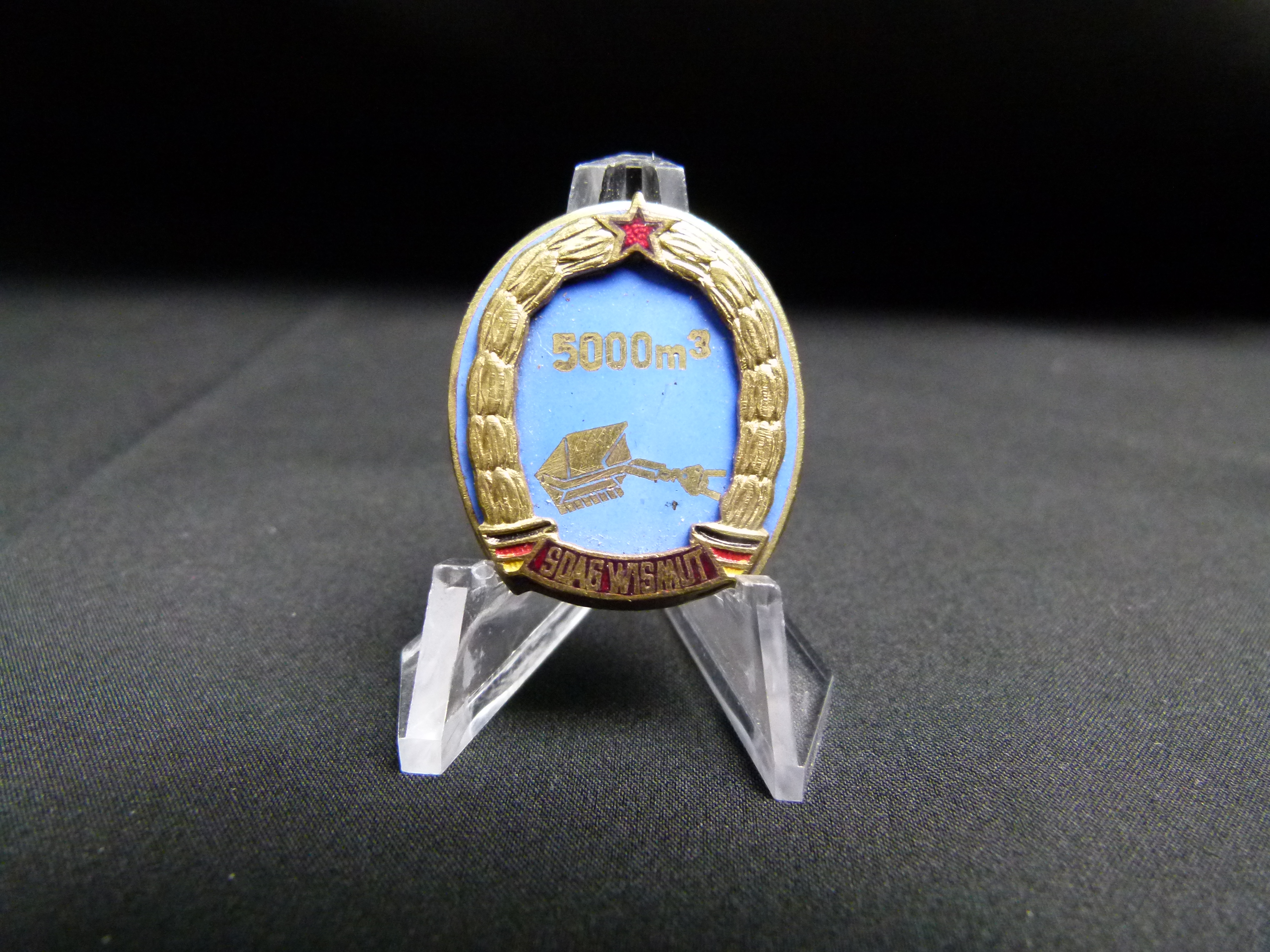 SDAG Wismut fruehes emailliertes Abzeichen 5000m³
