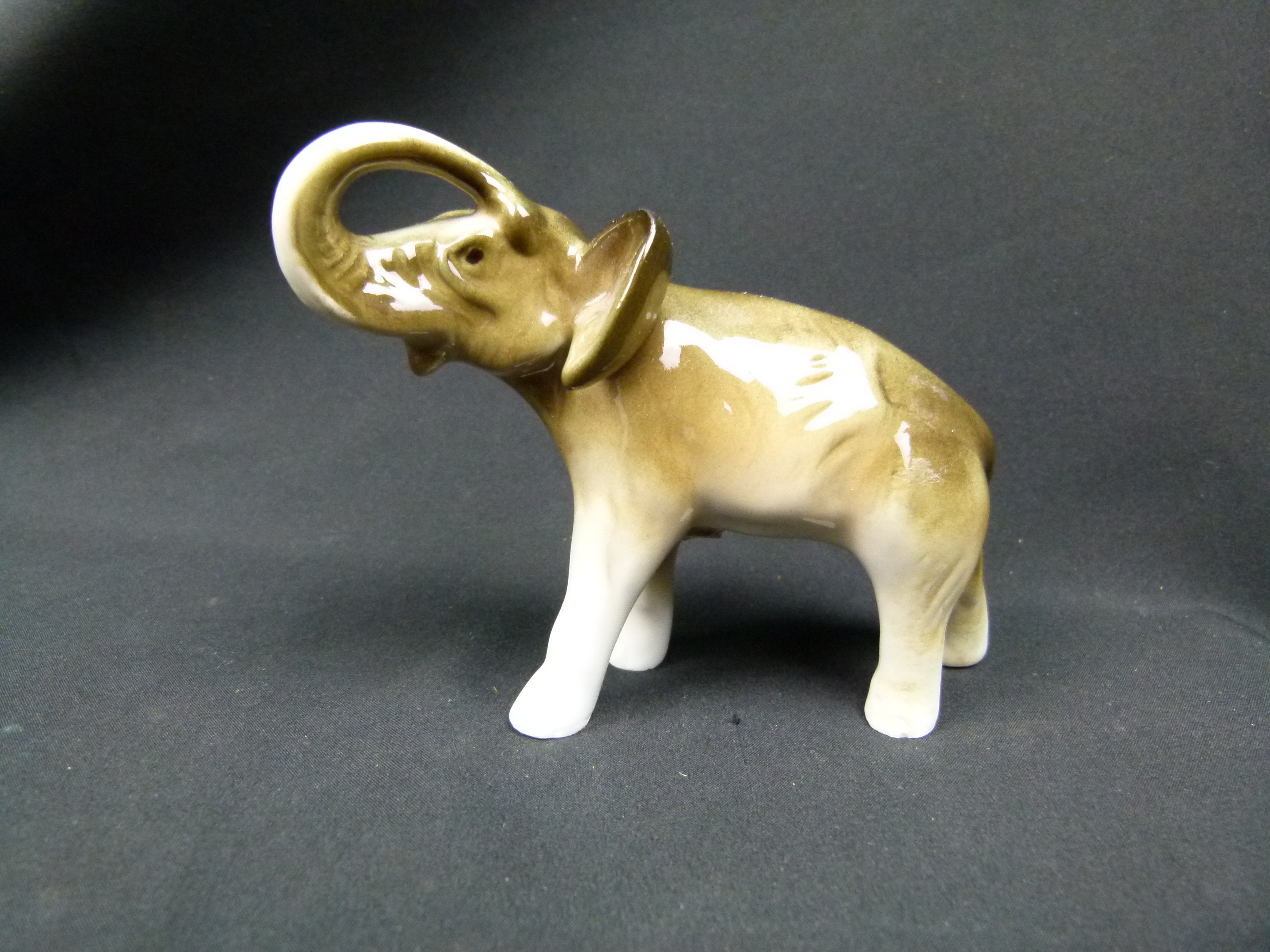Porzelan Elefant Royal Dux markiert