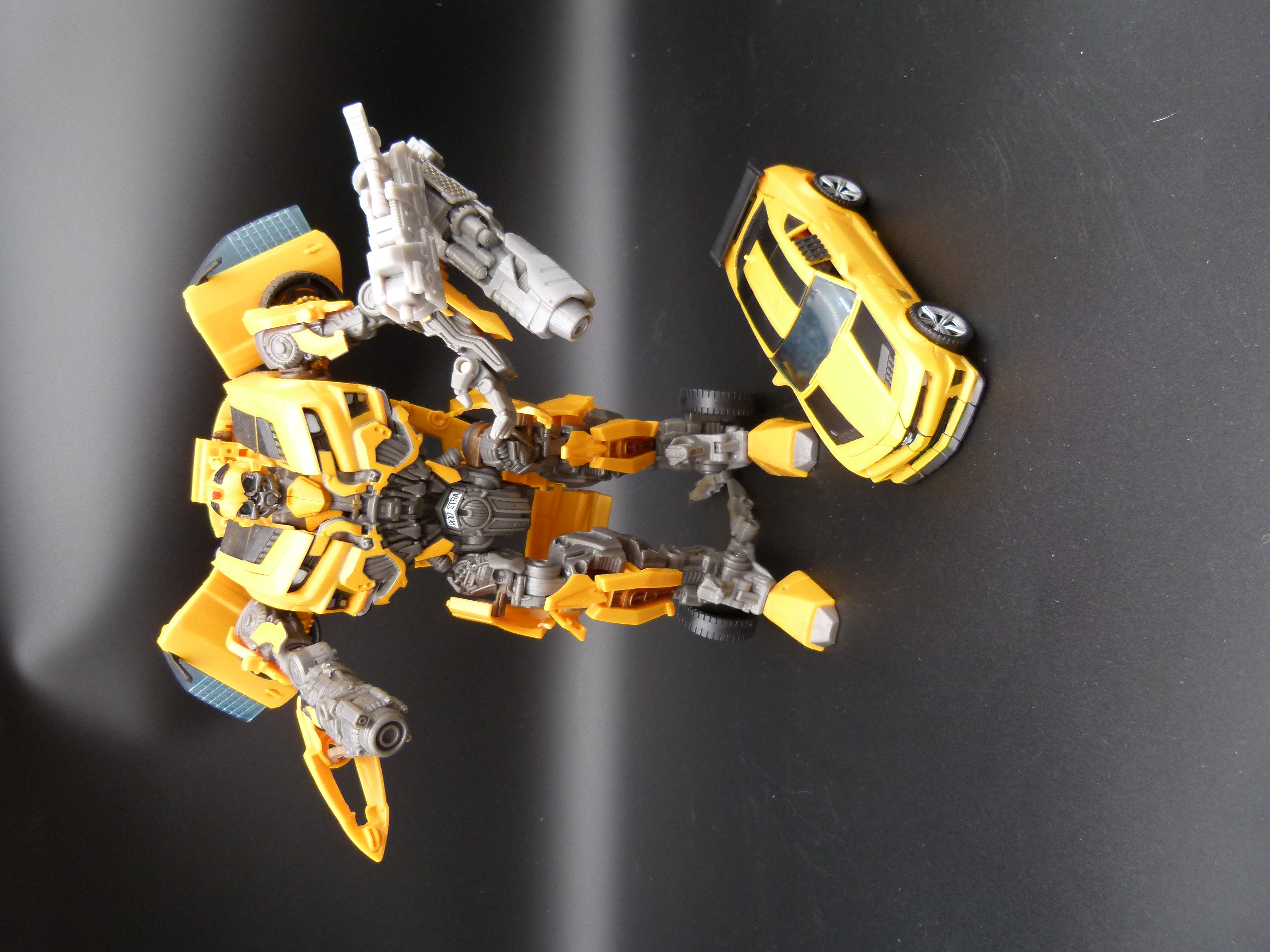 2 Hasbro Bumble Bee Figuren 2010 Transformers
