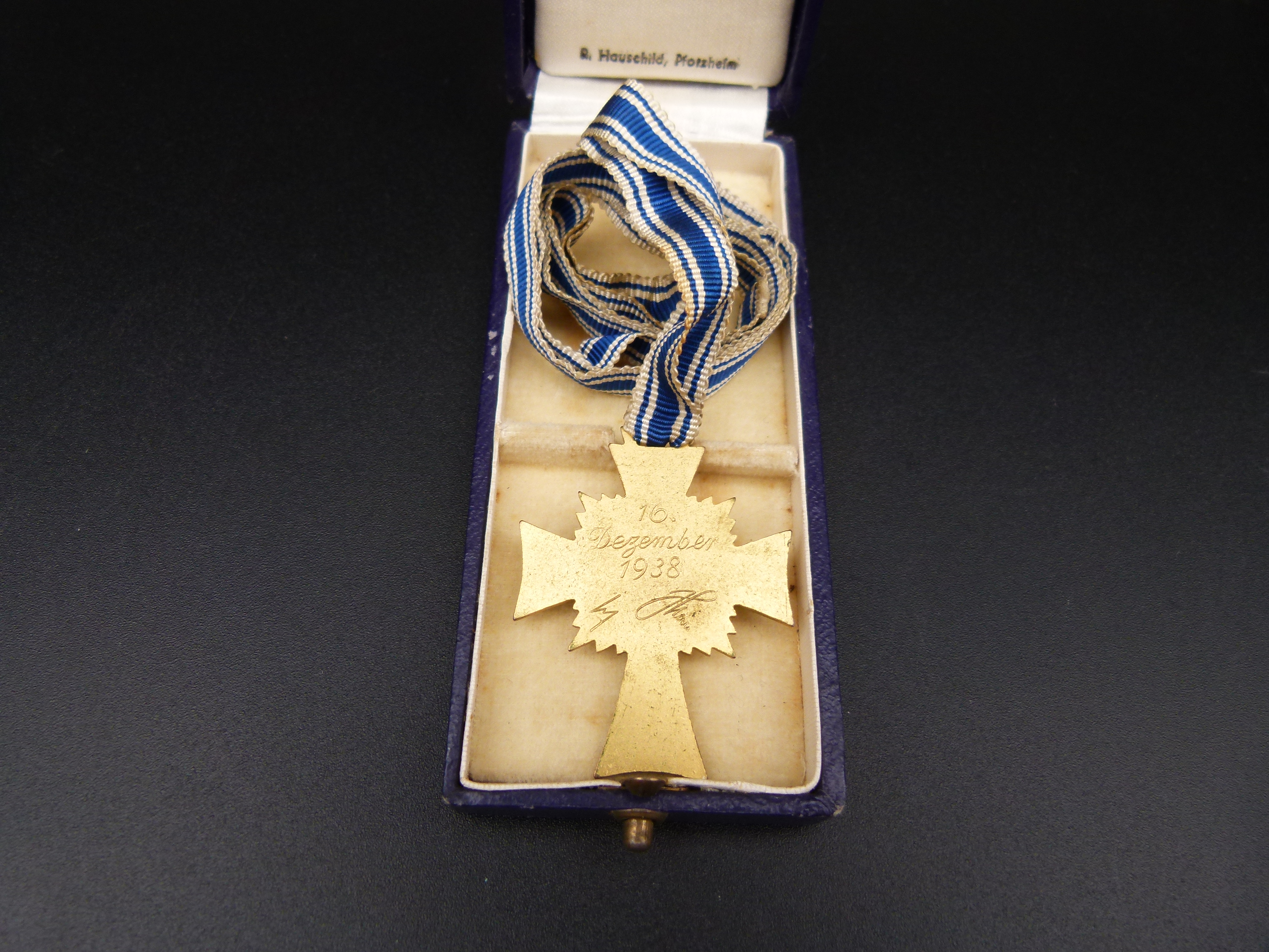 Mutterkreuz in Gold im Etui Hauschild Pforzheim